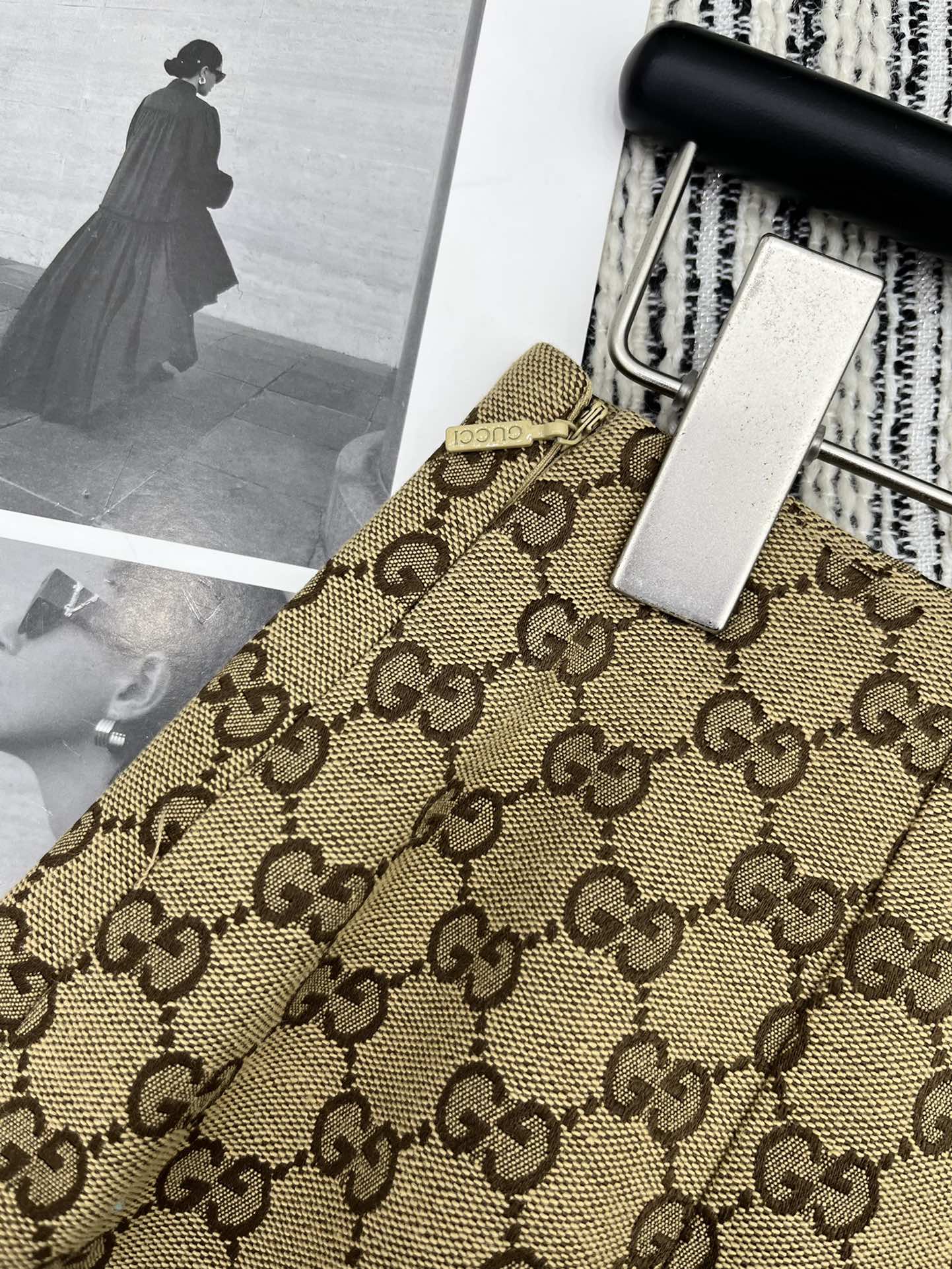 🛒𝐍𝐄𝐖 · 𝟐𝟎𝟐4/爆款

原单品质 Gucc*｜ 2024新品GG烫钻半裙
定制YB进口材质 高级