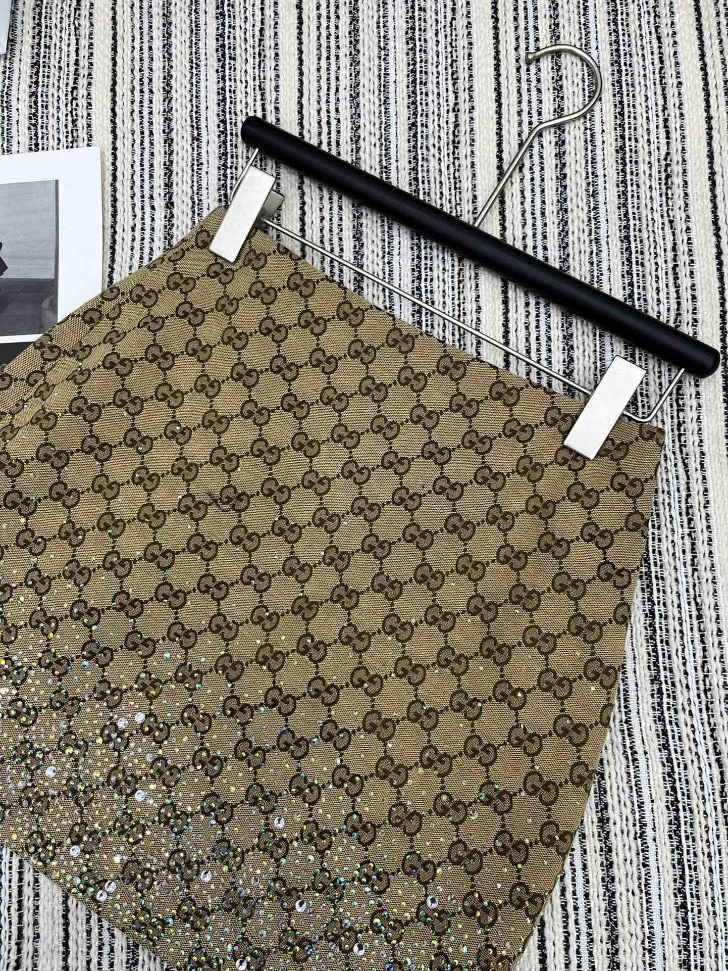 🛒𝐍𝐄𝐖 · 𝟐𝟎𝟐4/爆款

原单品质 Gucc*｜ 2024新品GG烫钻半裙
定制YB进口材质 高级