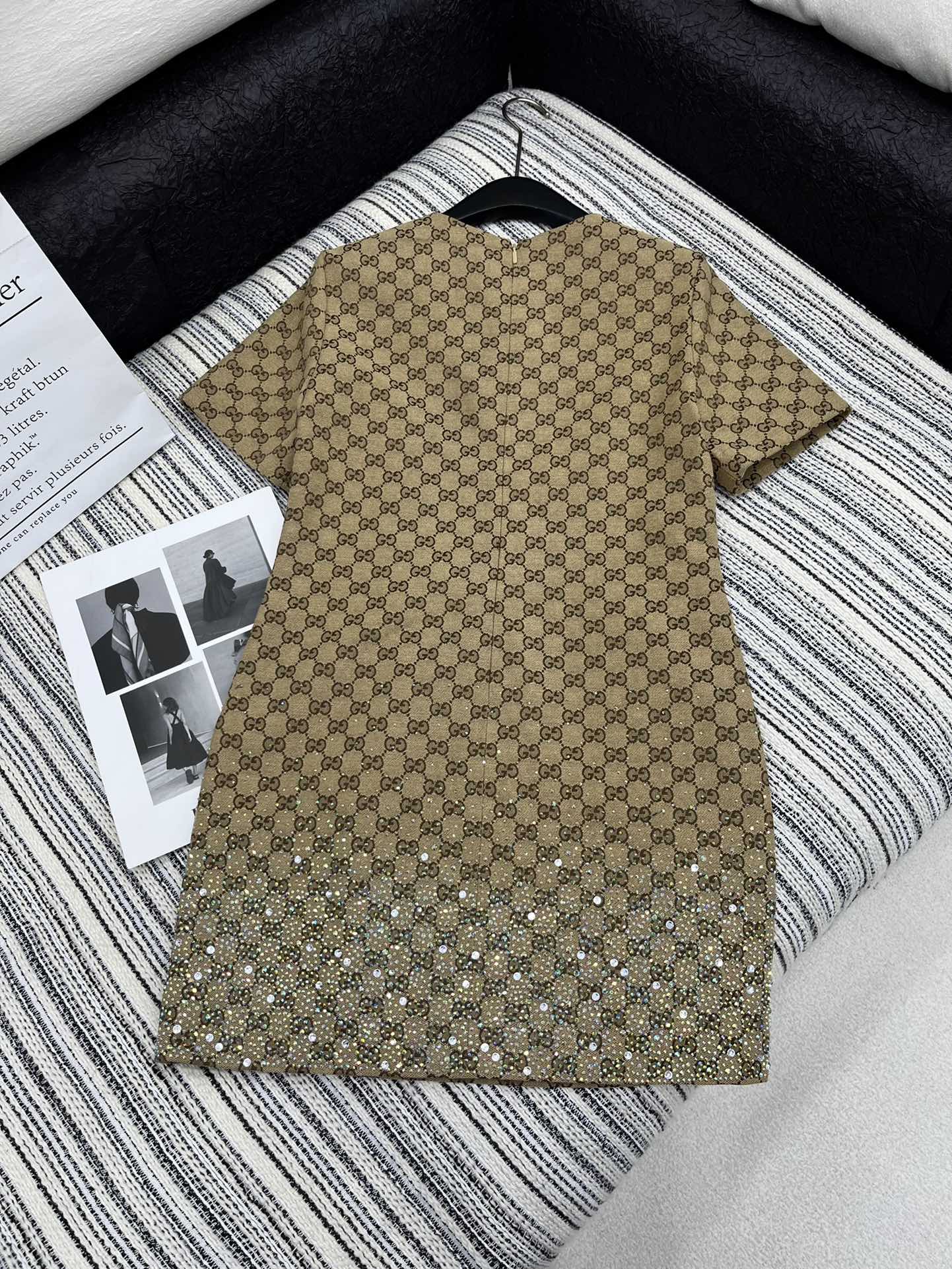 🛒𝐍𝐄𝐖 · 𝟐𝟎𝟐4/爆款

原单品质 Gucc*｜ 2024新品GG烫钻短袖连衣裙
定制YB进口材质