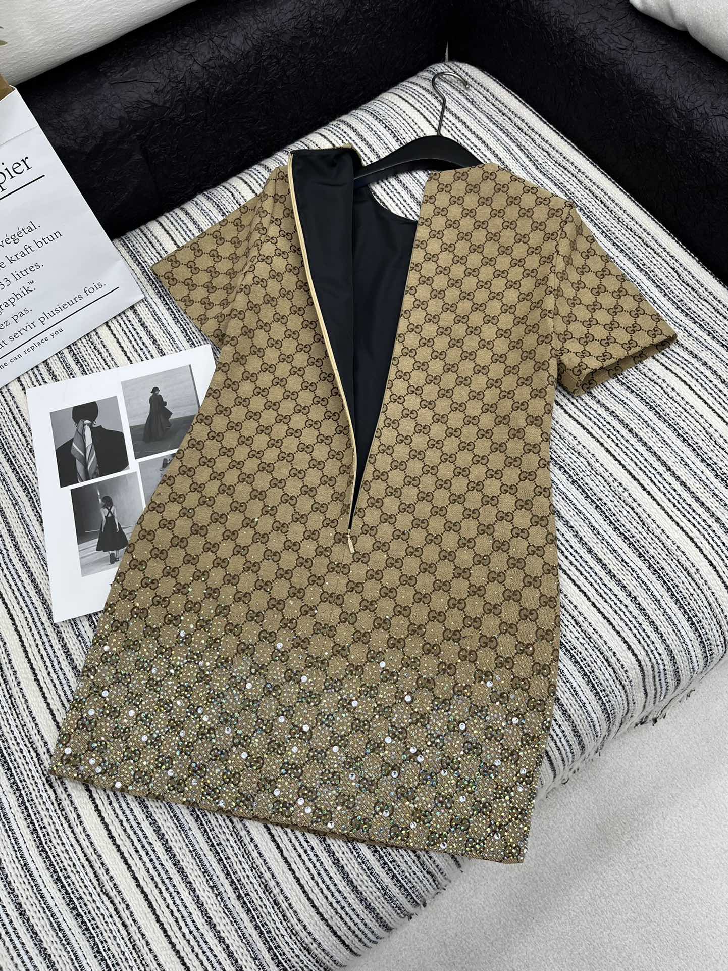 🛒𝐍𝐄𝐖 · 𝟐𝟎𝟐4/爆款

原单品质 Gucc*｜ 2024新品GG烫钻短袖连衣裙
定制YB进口材质