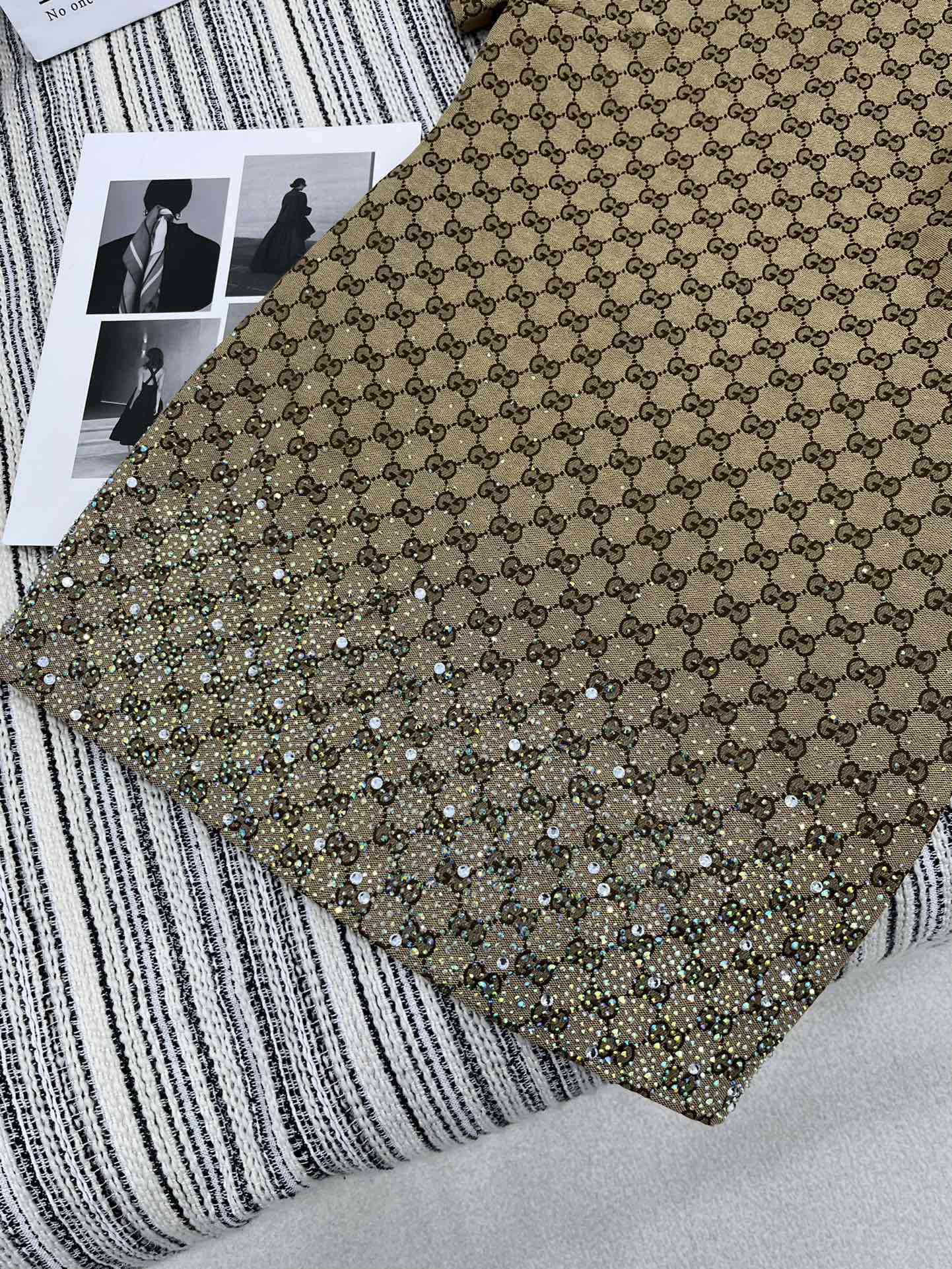 🛒𝐍𝐄𝐖 · 𝟐𝟎𝟐4/爆款

原单品质 Gucc*｜ 2024新品GG烫钻短袖连衣裙
定制YB进口材质