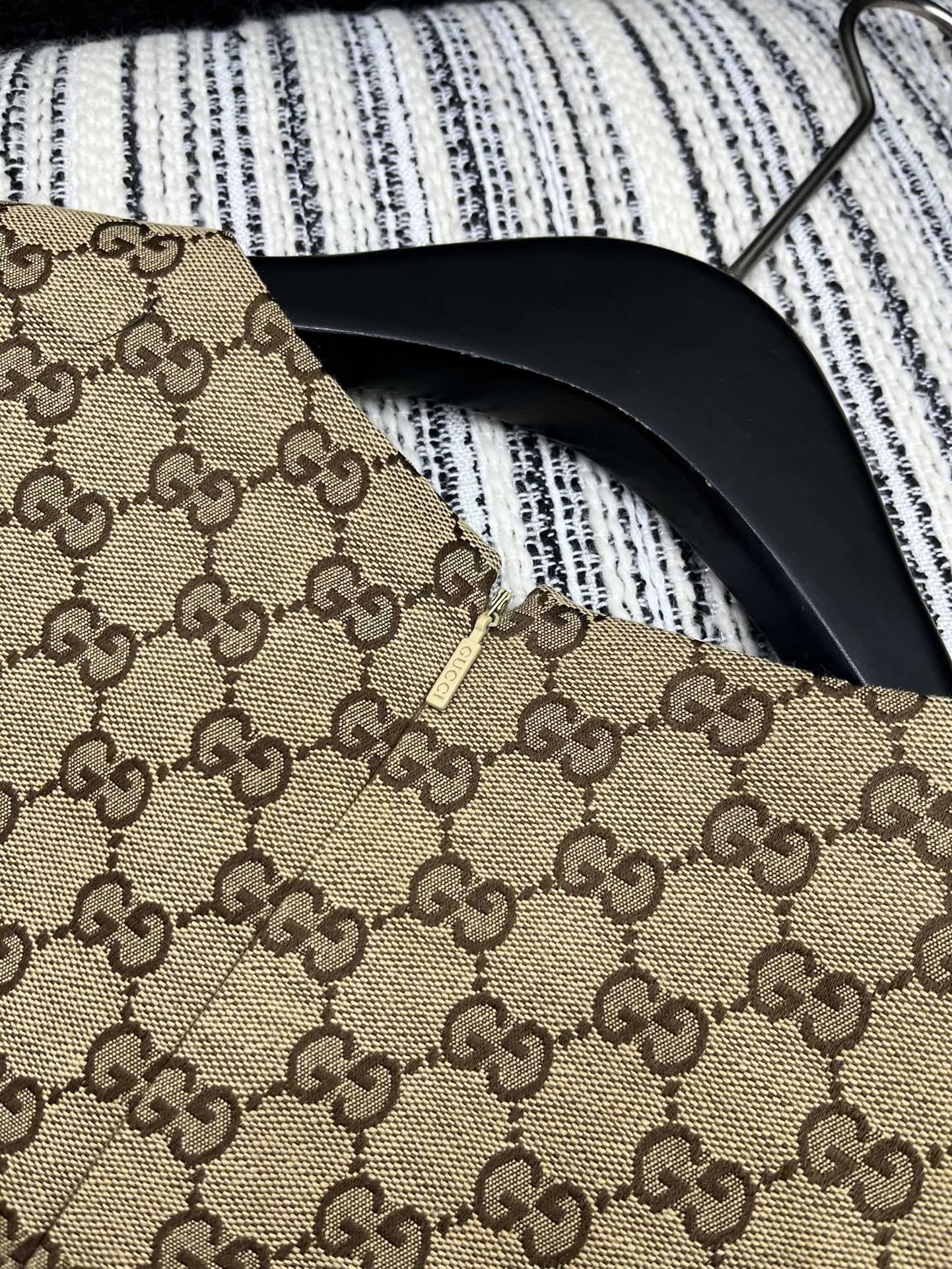 🛒𝐍𝐄𝐖 · 𝟐𝟎𝟐4/爆款

原单品质 Gucc*｜ 2024新品GG烫钻短袖连衣裙
定制YB进口材质