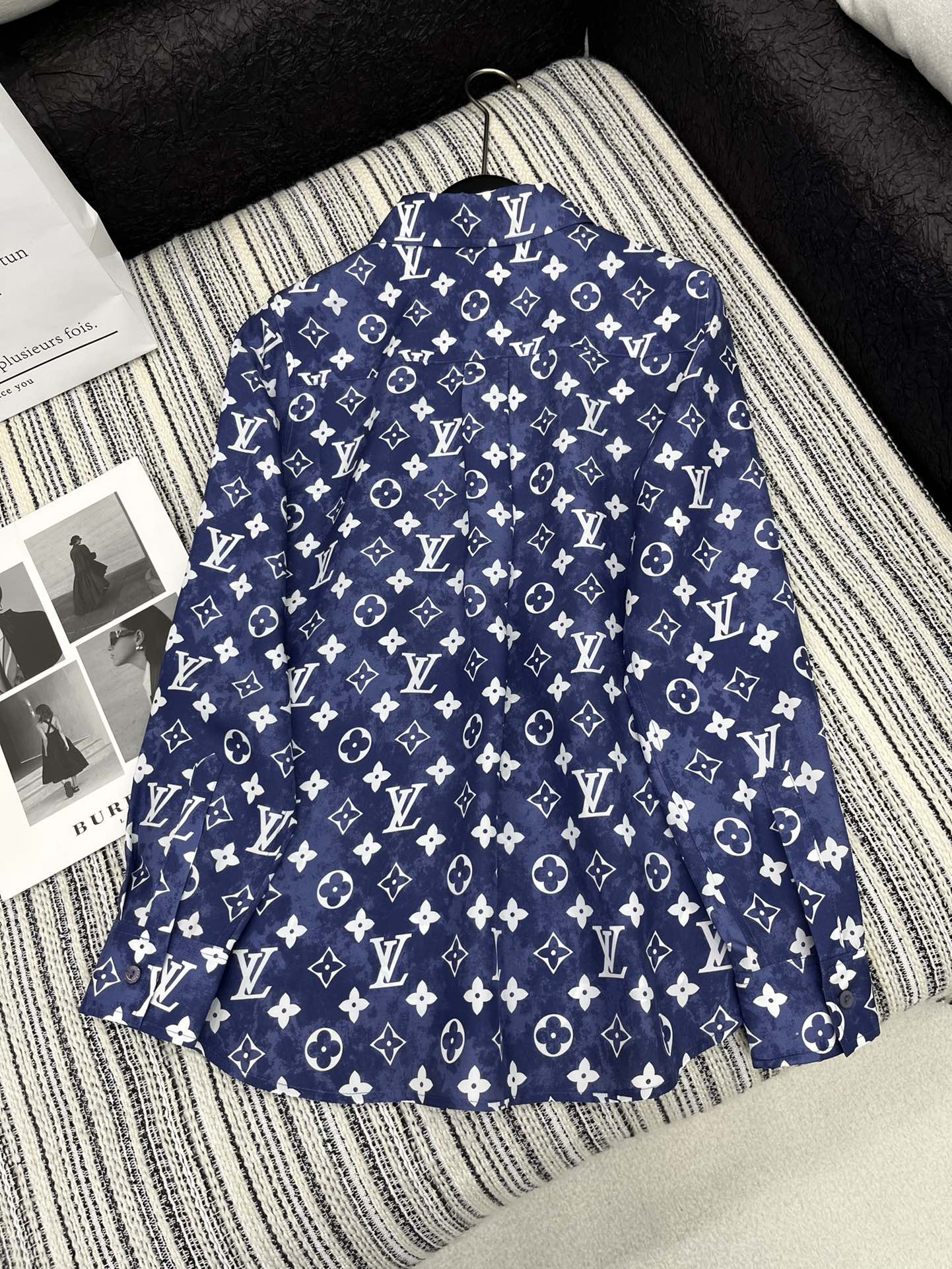🛒𝐍𝐄𝐖 · 𝟐𝟎𝟐5/爆款现货

原单品质 Lou* V*｜2025新品翻领老花印花衬衫
定制YB真丝