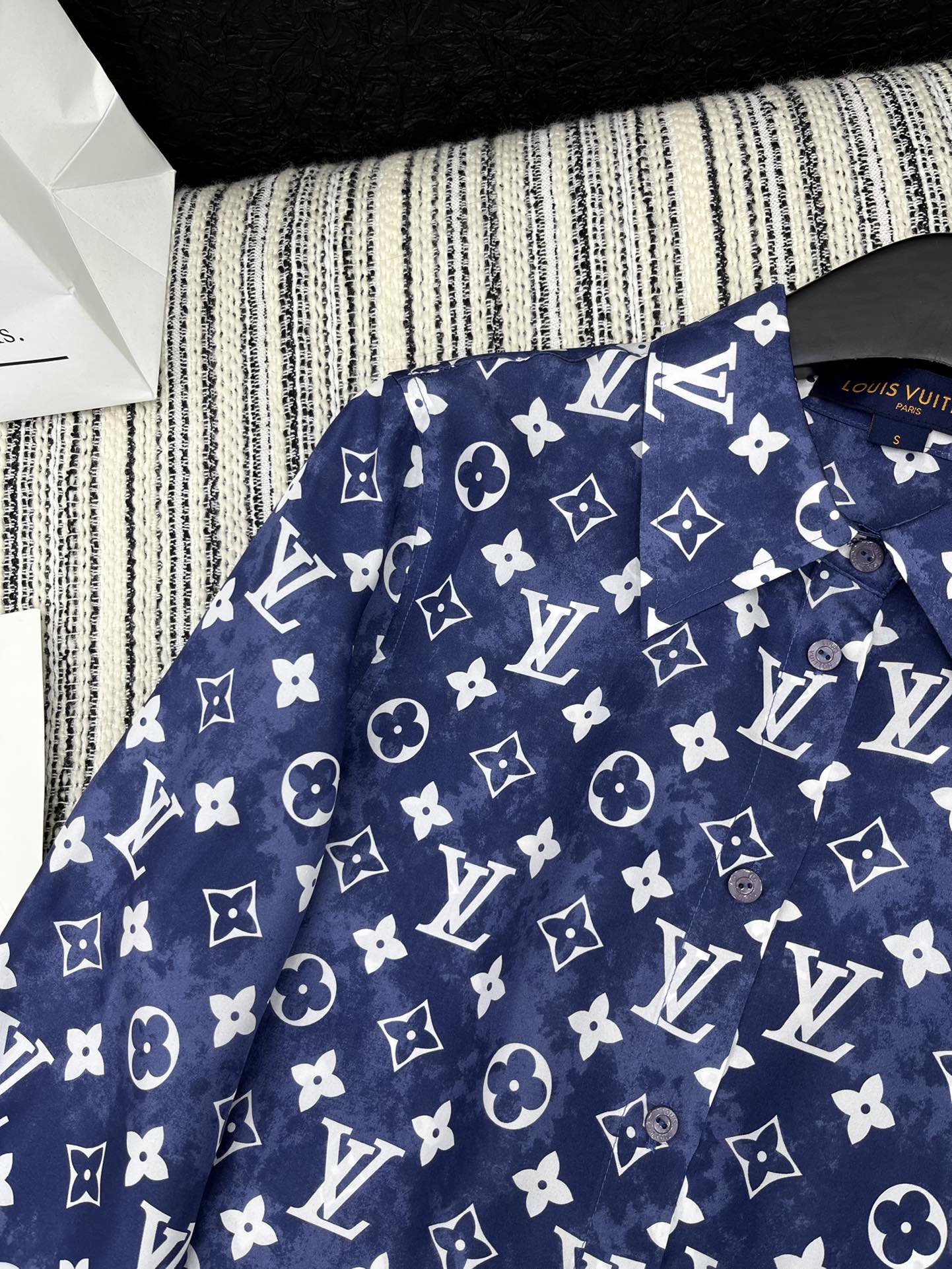 🛒𝐍𝐄𝐖 · 𝟐𝟎𝟐5/爆款现货

原单品质 Lou* V*｜2025新品翻领老花印花衬衫
定制YB真丝