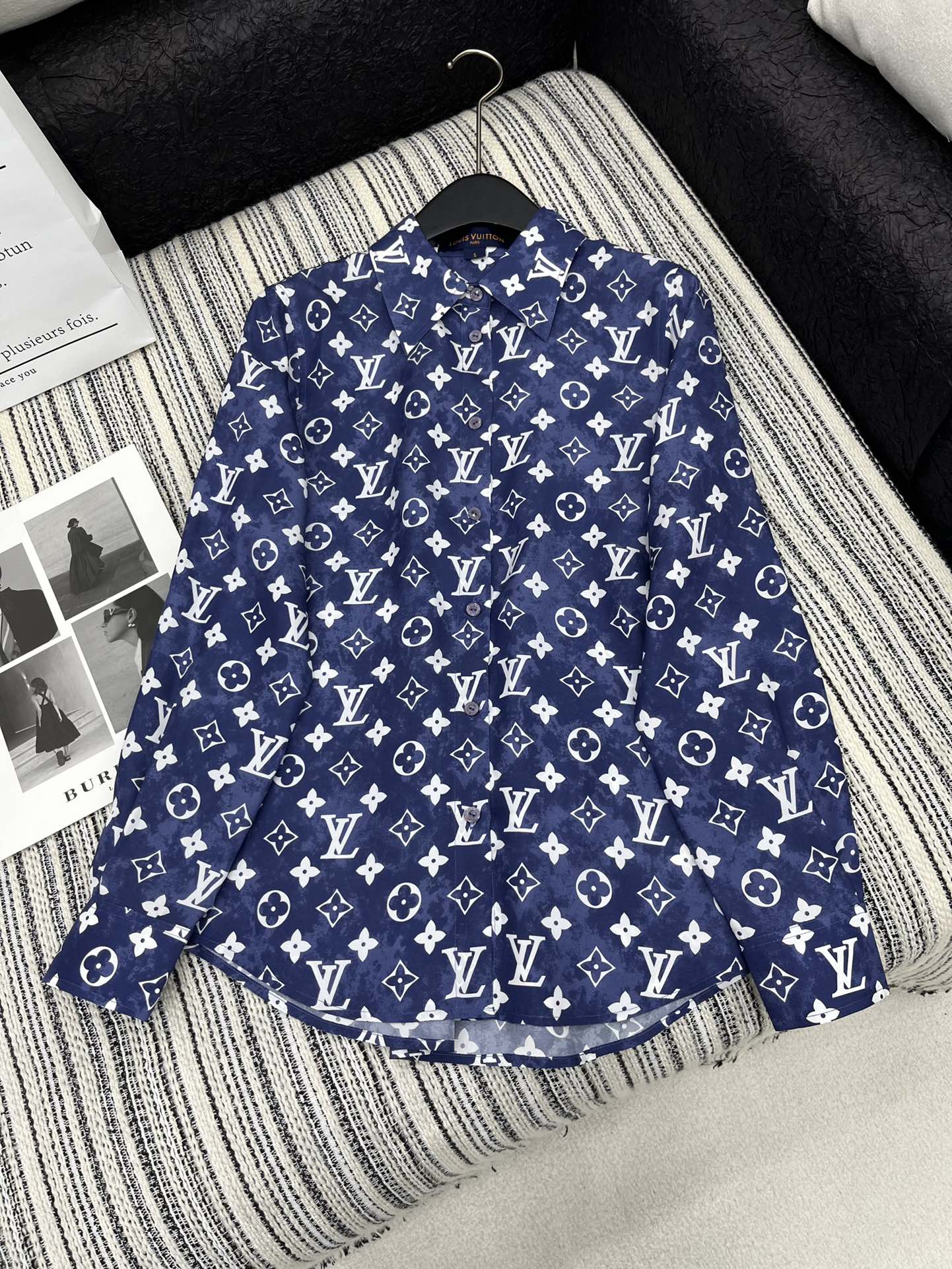 🛒𝐍𝐄𝐖 · 𝟐𝟎𝟐5/爆款现货

原单品质 Lou* V*｜2025新品翻领老花印花衬衫
定制YB真丝