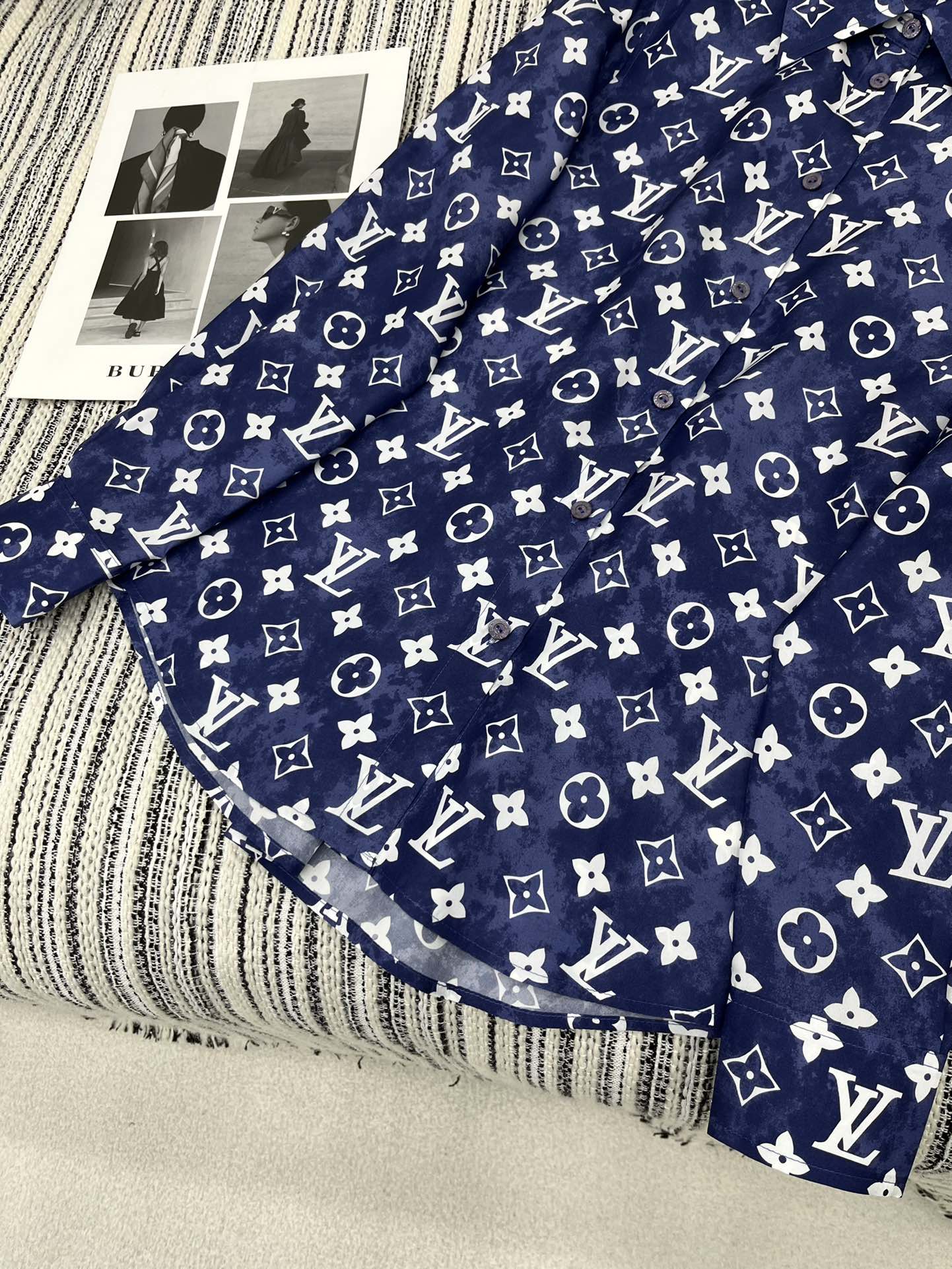 🛒𝐍𝐄𝐖 · 𝟐𝟎𝟐5/爆款现货

原单品质 Lou* V*｜2025新品翻领老花印花衬衫
定制YB真丝
