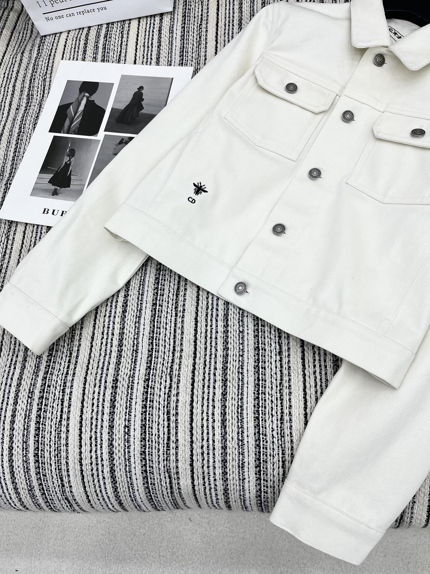 🛒𝐍𝐄𝐖 · 𝟐𝟎𝟐𝟒/爆款现货

【原版定制】Dio*｜繁华印花刺绣🪡百搭牛仔外套 系列款
高端定制 