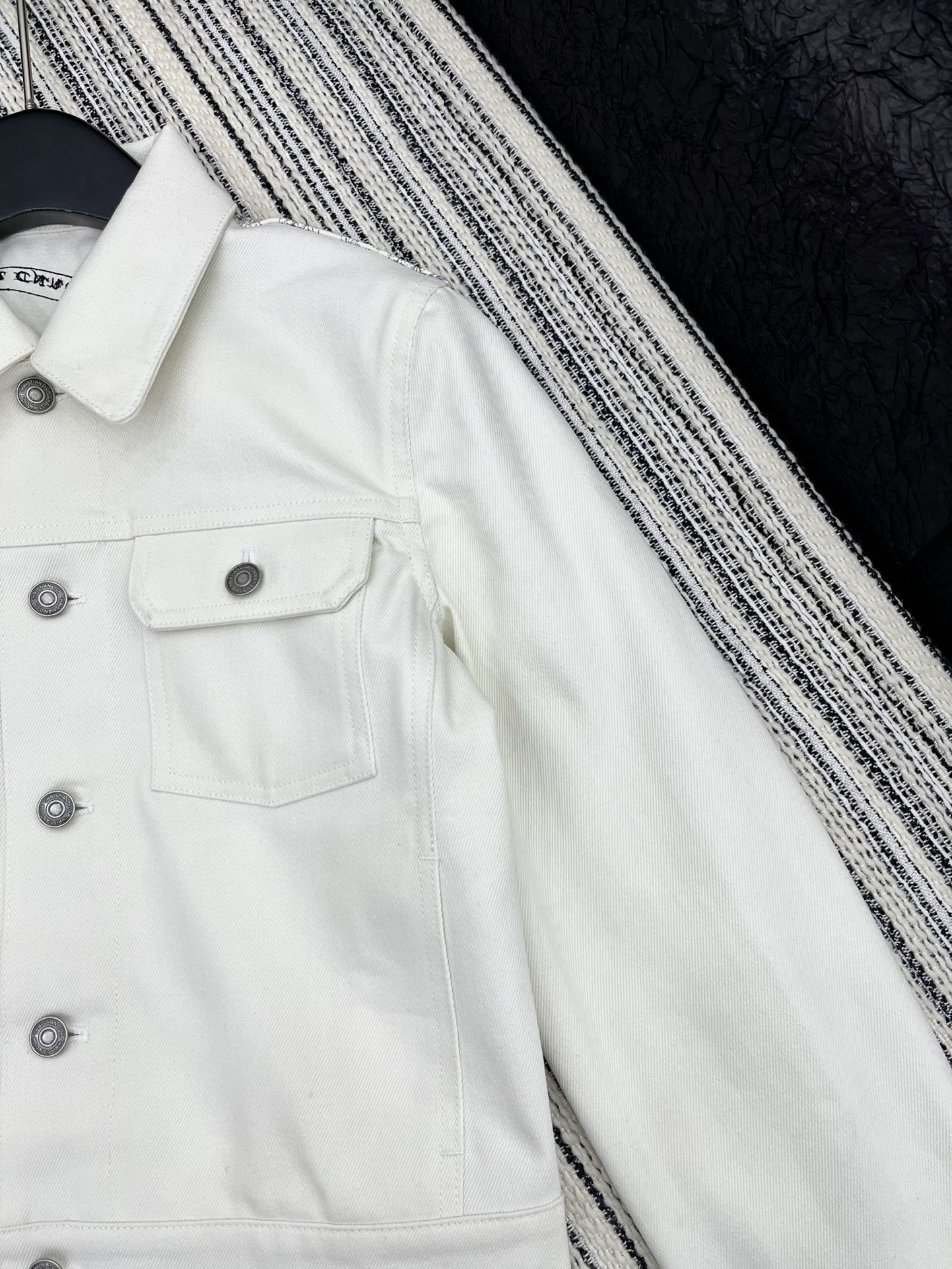 🛒𝐍𝐄𝐖 · 𝟐𝟎𝟐𝟒/爆款现货

【原版定制】Dio*｜繁华印花刺绣🪡百搭牛仔外套 系列款
高端定制 