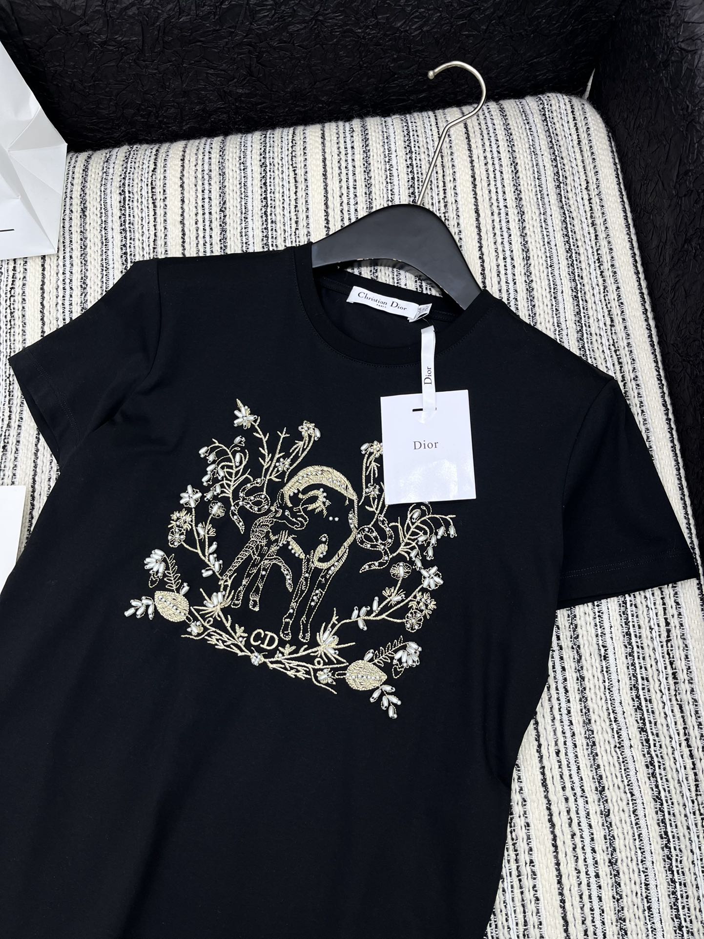 🛒𝐍𝐄𝐖 · 𝟐𝟎𝟐5/爆款现货

原单品质  Dio*｜2025新品圆领刺绣🪡𝑇𝑒𝑒
定制YB全棉材质