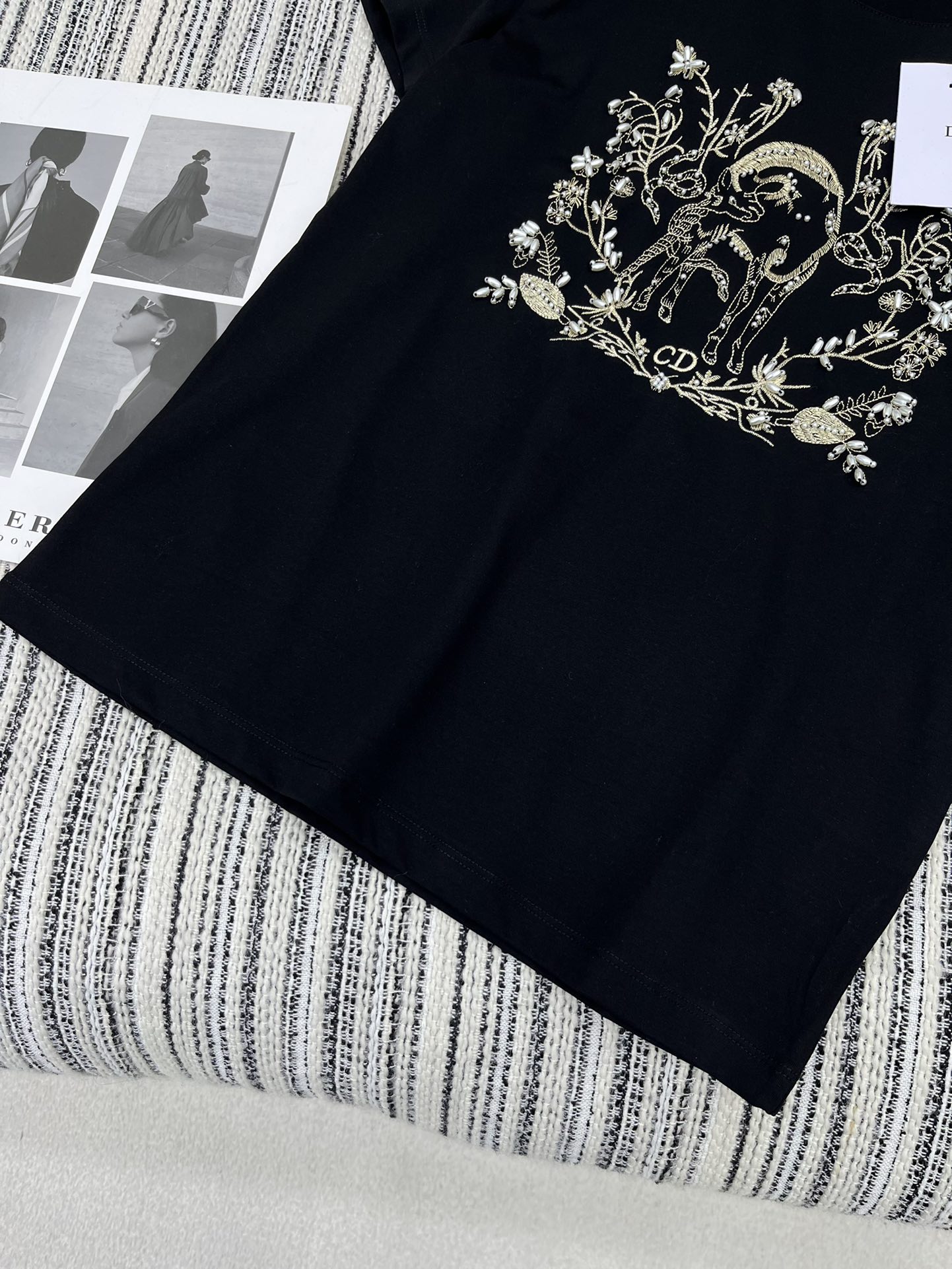 🛒𝐍𝐄𝐖 · 𝟐𝟎𝟐5/爆款现货

原单品质  Dio*｜2025新品圆领刺绣🪡𝑇𝑒𝑒
定制YB全棉材质