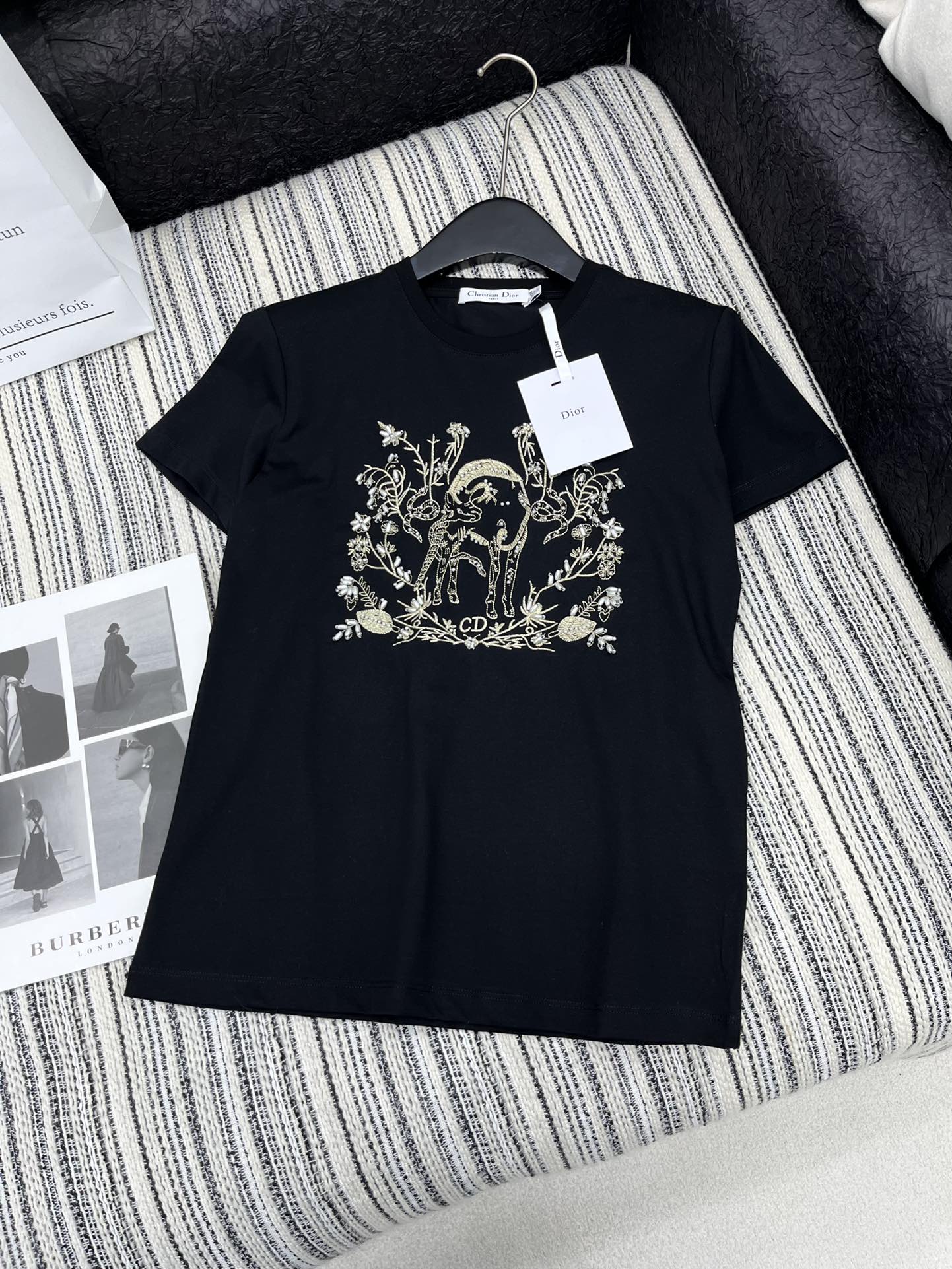 🛒𝐍𝐄𝐖 · 𝟐𝟎𝟐5/爆款现货

原单品质  Dio*｜2025新品圆领刺绣🪡𝑇𝑒𝑒
定制YB全棉材质