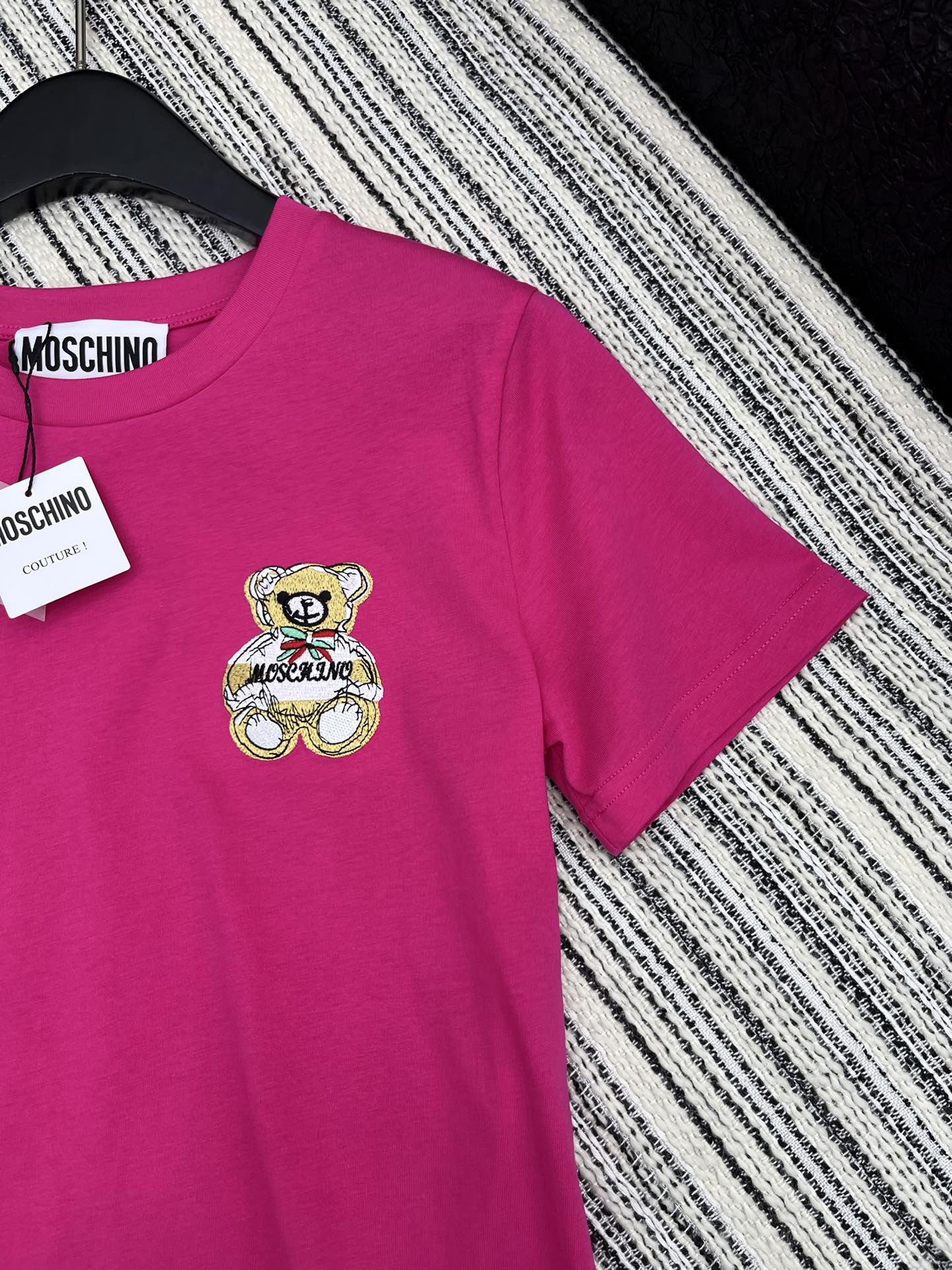 🛒𝐍𝐄𝐖 · 𝟐𝟎𝟐5/爆款现货

原单品质 Mos *｜2025新品圆领刺绣小熊🐻𝑇𝑒𝑒
定制YB斜纹
