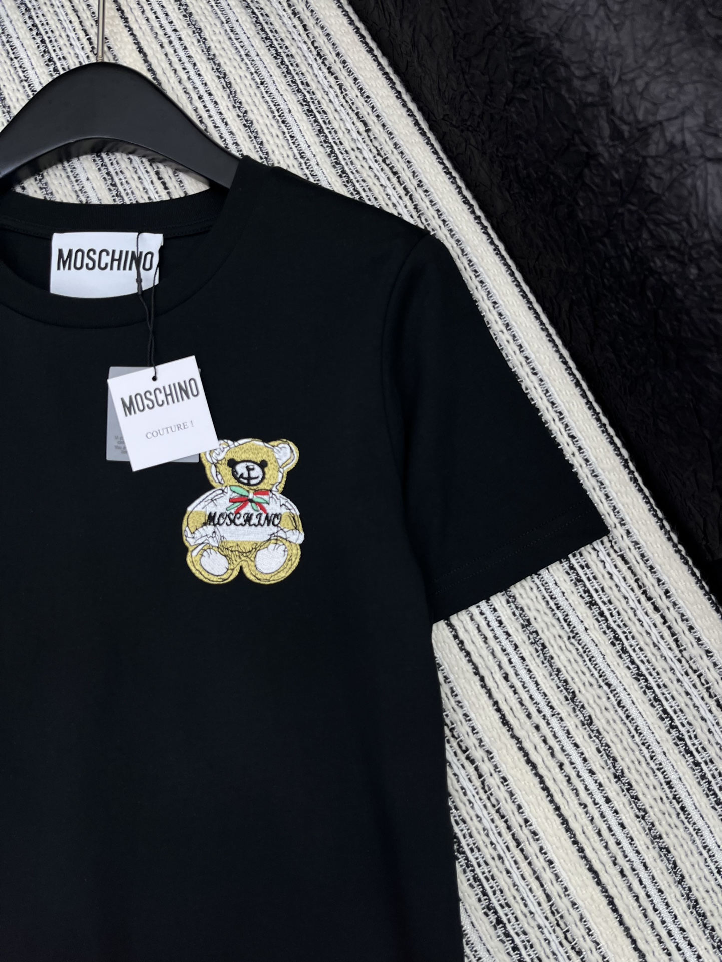 🛒𝐍𝐄𝐖 · 𝟐𝟎𝟐5/爆款现货

原单品质 Mos *｜2025新品圆领刺绣小熊🐻𝑇𝑒𝑒
定制YB斜纹