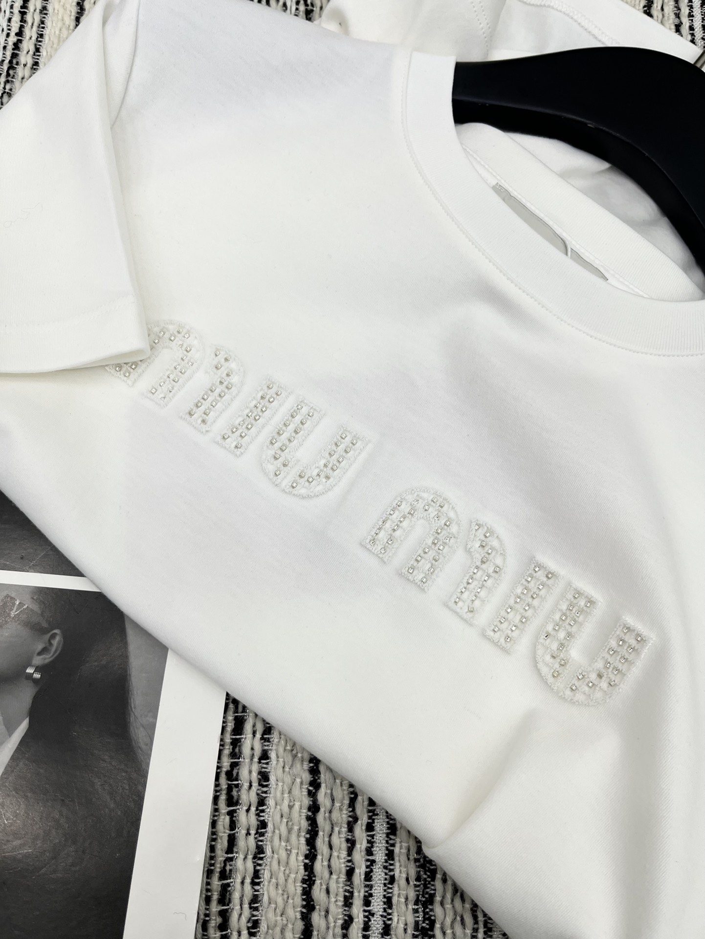 🛒𝐍𝐄𝐖 · 𝟐𝟎𝟐5/爆款现货

原单品质 Miu Mi*｜2025早春新品圆领短袖𝑇𝑒𝑒
定制YB丝