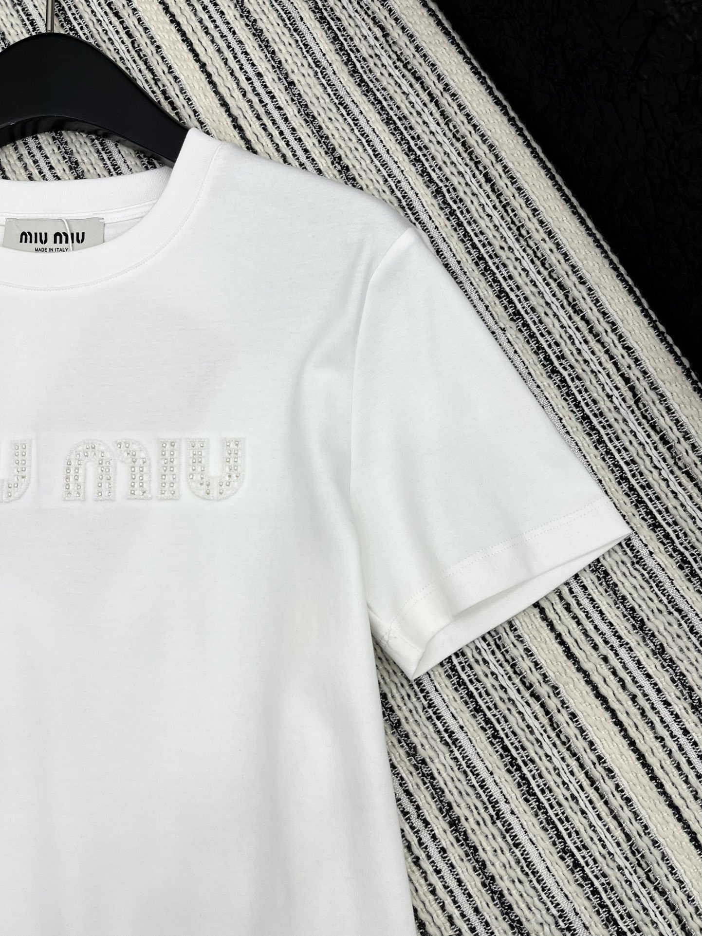🛒𝐍𝐄𝐖 · 𝟐𝟎𝟐5/爆款现货

原单品质 Miu Mi*｜2025早春新品圆领短袖𝑇𝑒𝑒
定制YB丝