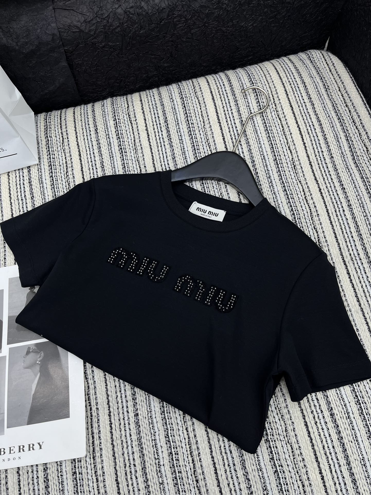 🛒𝐍𝐄𝐖 · 𝟐𝟎𝟐5/爆款现货

原单品质 Miu Mi*｜2025早春新品圆领短袖𝑇𝑒𝑒
定制YB丝