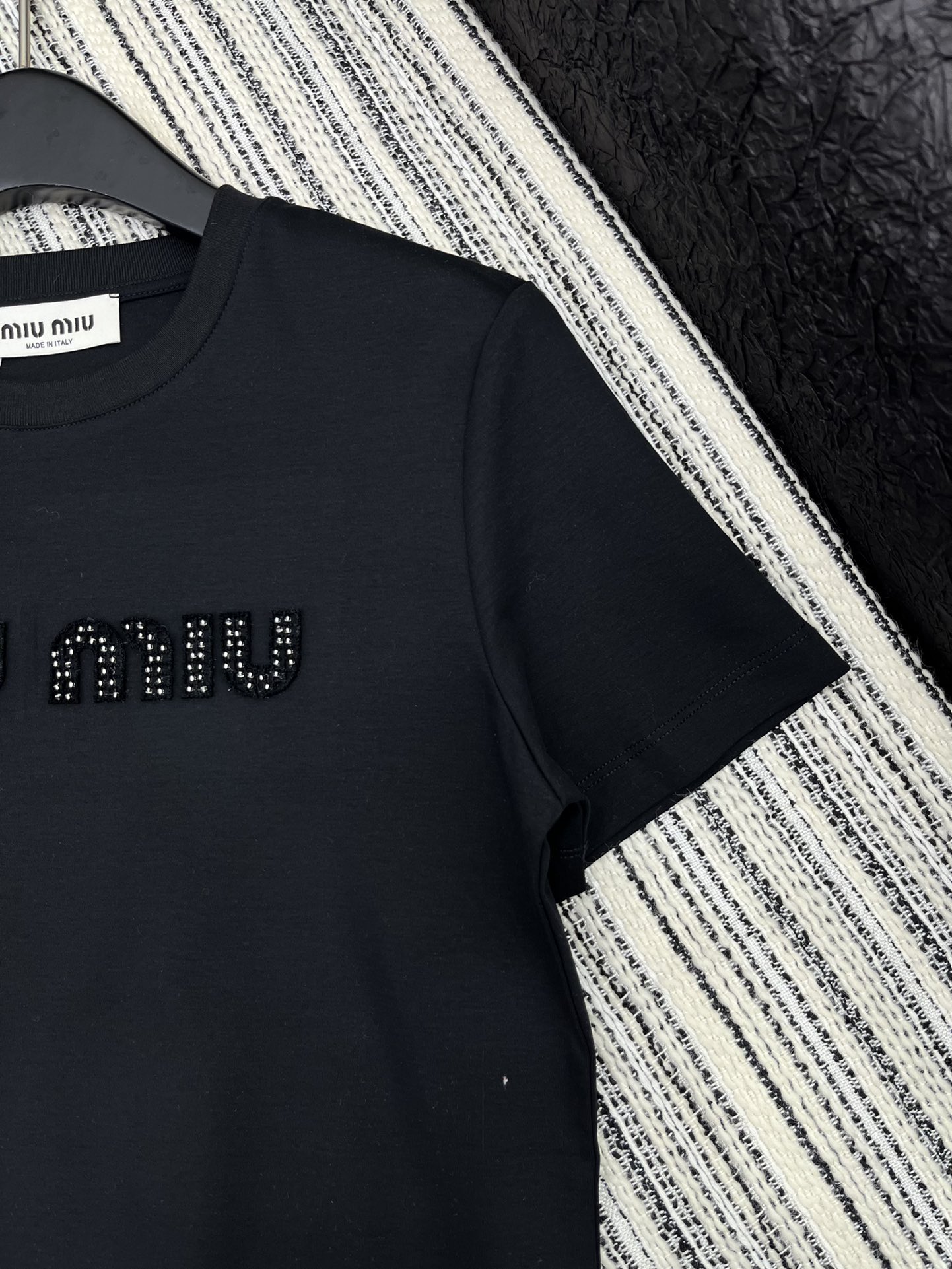 🛒𝐍𝐄𝐖 · 𝟐𝟎𝟐5/爆款现货

原单品质 Miu Mi*｜2025早春新品圆领短袖𝑇𝑒𝑒
定制YB丝