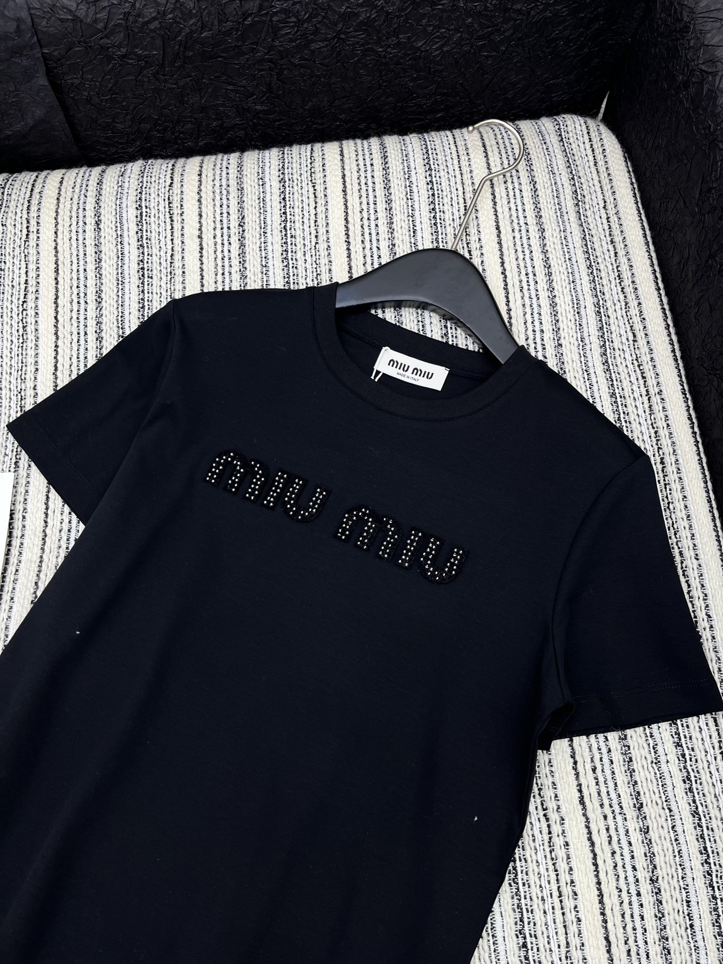 🛒𝐍𝐄𝐖 · 𝟐𝟎𝟐5/爆款现货

原单品质 Miu Mi*｜2025早春新品圆领短袖𝑇𝑒𝑒
定制YB丝