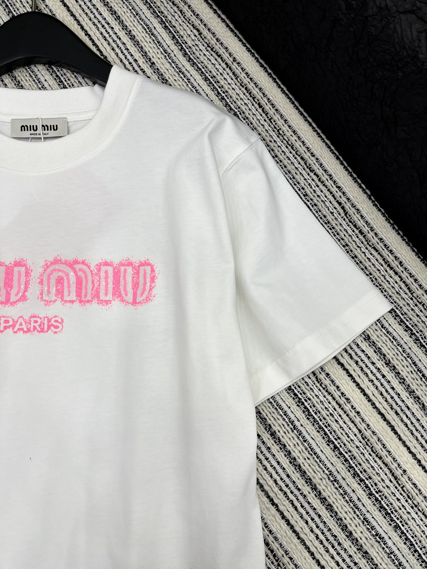 🛒𝐍𝐄𝐖 · 𝟐𝟎𝟐5/爆款现货

原单品质 Miu Mi*｜2025早春新品圆领短袖𝑇𝑒𝑒
定制YB棉