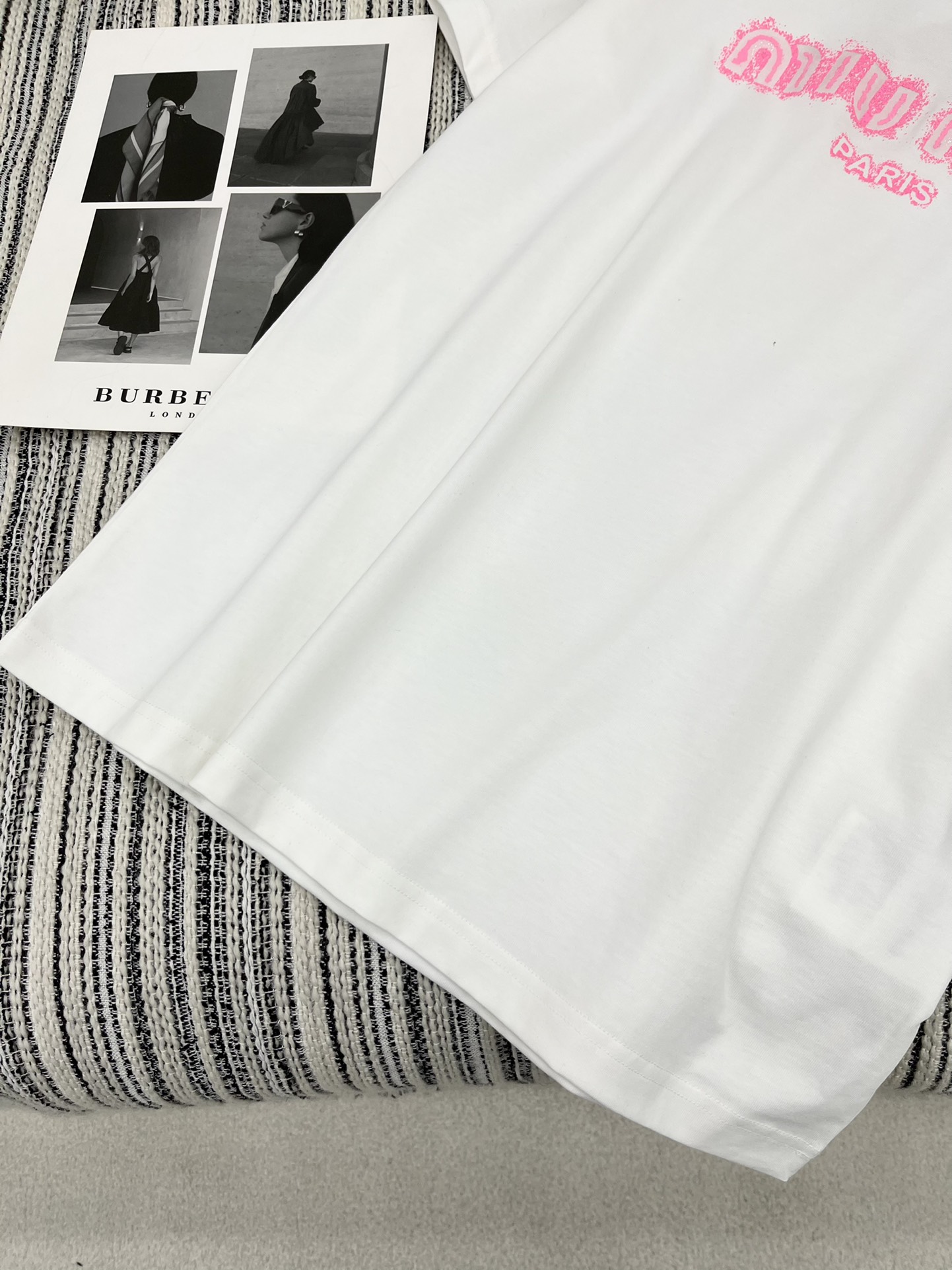 🛒𝐍𝐄𝐖 · 𝟐𝟎𝟐5/爆款现货

原单品质 Miu Mi*｜2025早春新品圆领短袖𝑇𝑒𝑒
定制YB棉