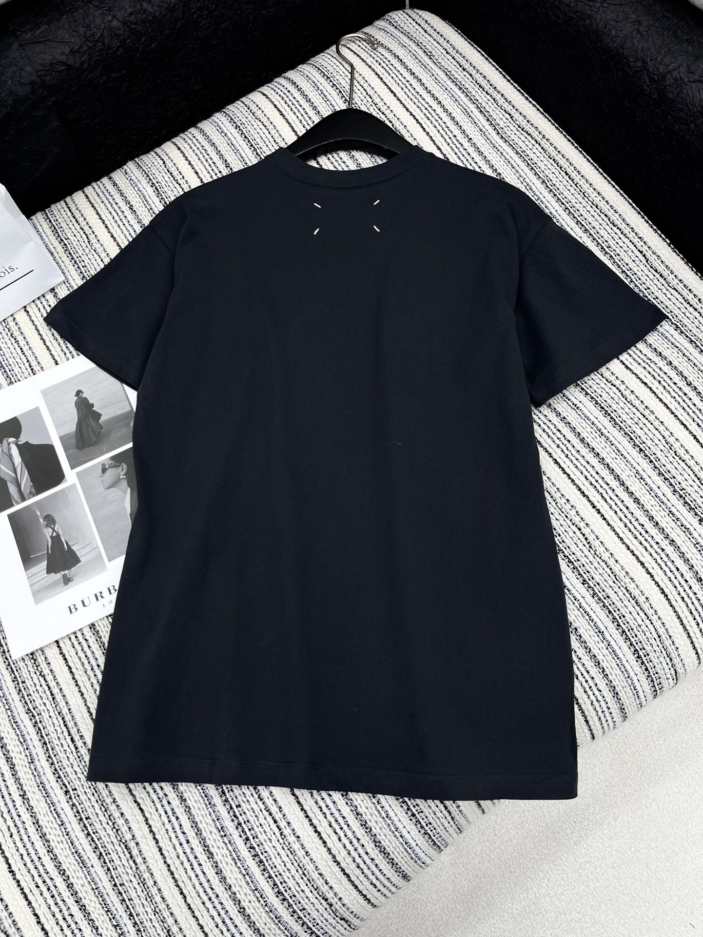 🛒𝐍𝐄𝐖 · 𝟐𝟎𝟐5/爆款现货

原单品质  MM6*｜2025新品T恤
巨好看的一款单品，胸口订制撞