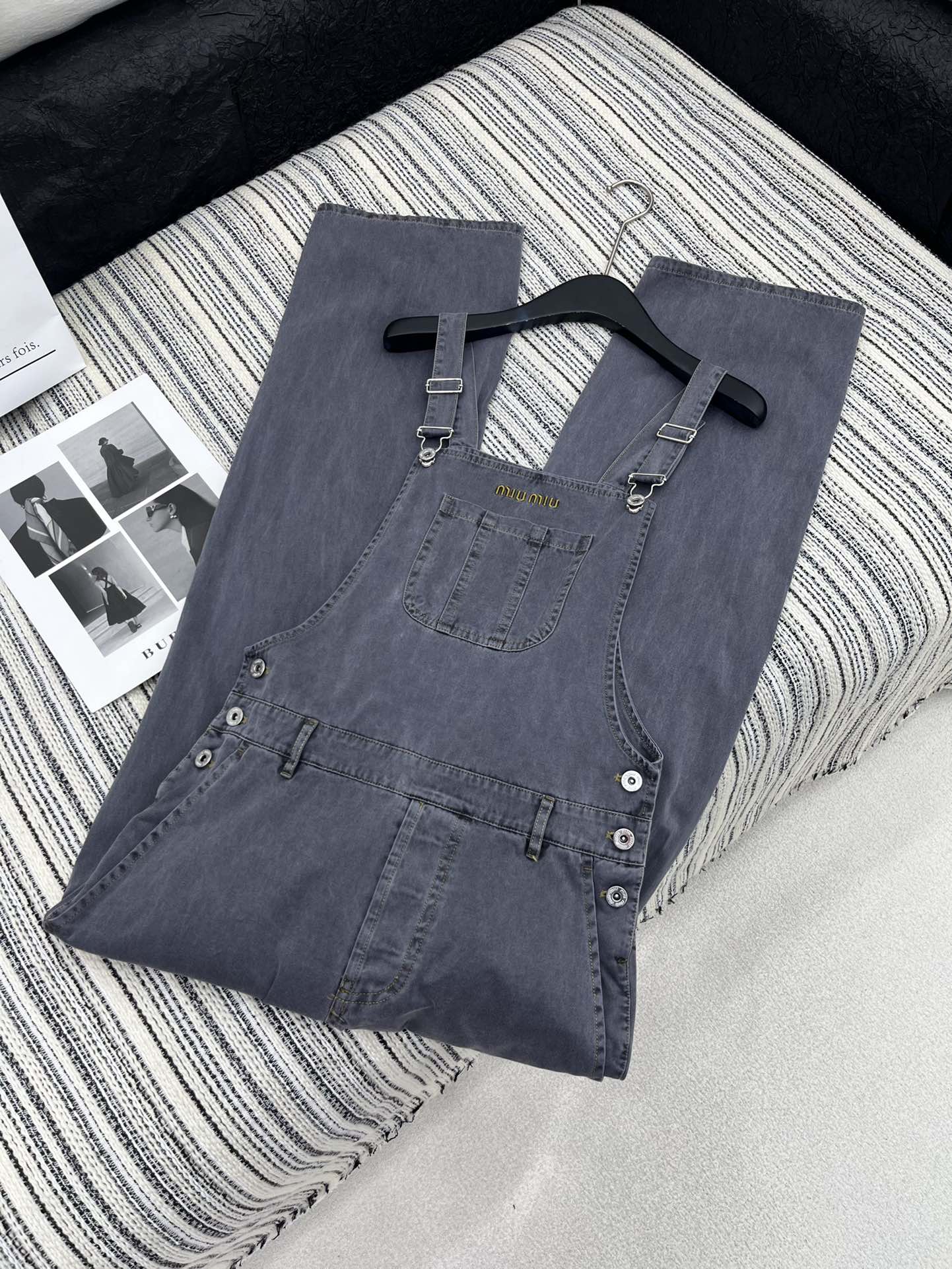 🛒𝐍𝐄𝐖 · 𝟐𝟎𝟐5/爆款现货

【原版定制】Miu Mi*｜早春秀款牛仔洗水背心连体裤
高订面料 定