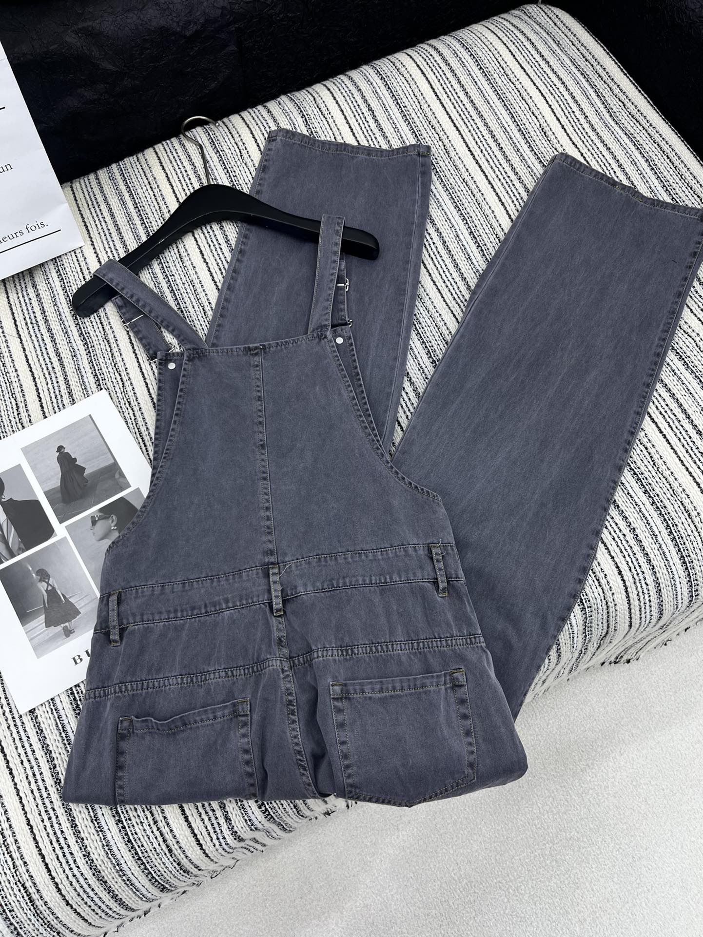 🛒𝐍𝐄𝐖 · 𝟐𝟎𝟐5/爆款现货

【原版定制】Miu Mi*｜早春秀款牛仔洗水背心连体裤
高订面料 定