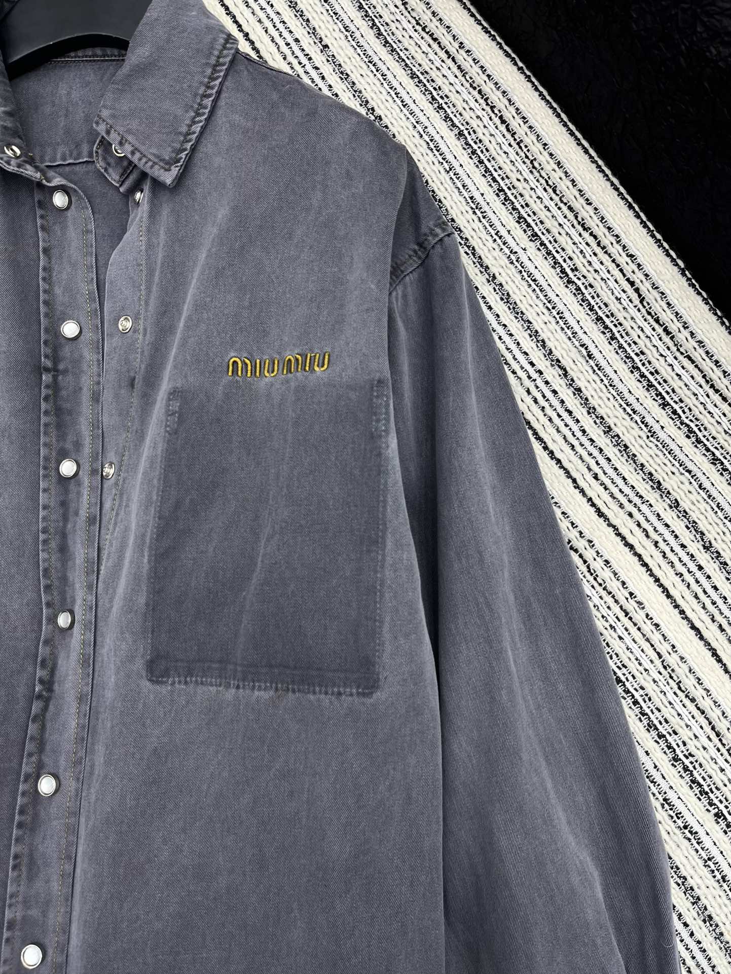 🛒𝐍𝐄𝐖 · 𝟐𝟎𝟐5/爆款现货

【原版定制】Miu Mi*｜25新款学院风格雷系穿搭牛仔系列款外套

