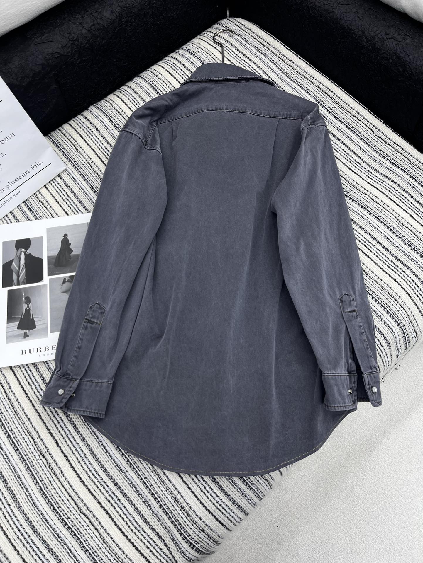 🛒𝐍𝐄𝐖 · 𝟐𝟎𝟐5/爆款现货

【原版定制】Miu Mi*｜25新款学院风格雷系穿搭牛仔系列款外套
