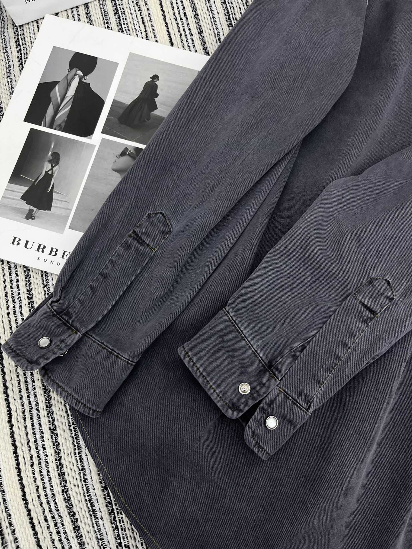 🛒𝐍𝐄𝐖 · 𝟐𝟎𝟐5/爆款现货

【原版定制】Miu Mi*｜25新款学院风格雷系穿搭牛仔系列款外套
