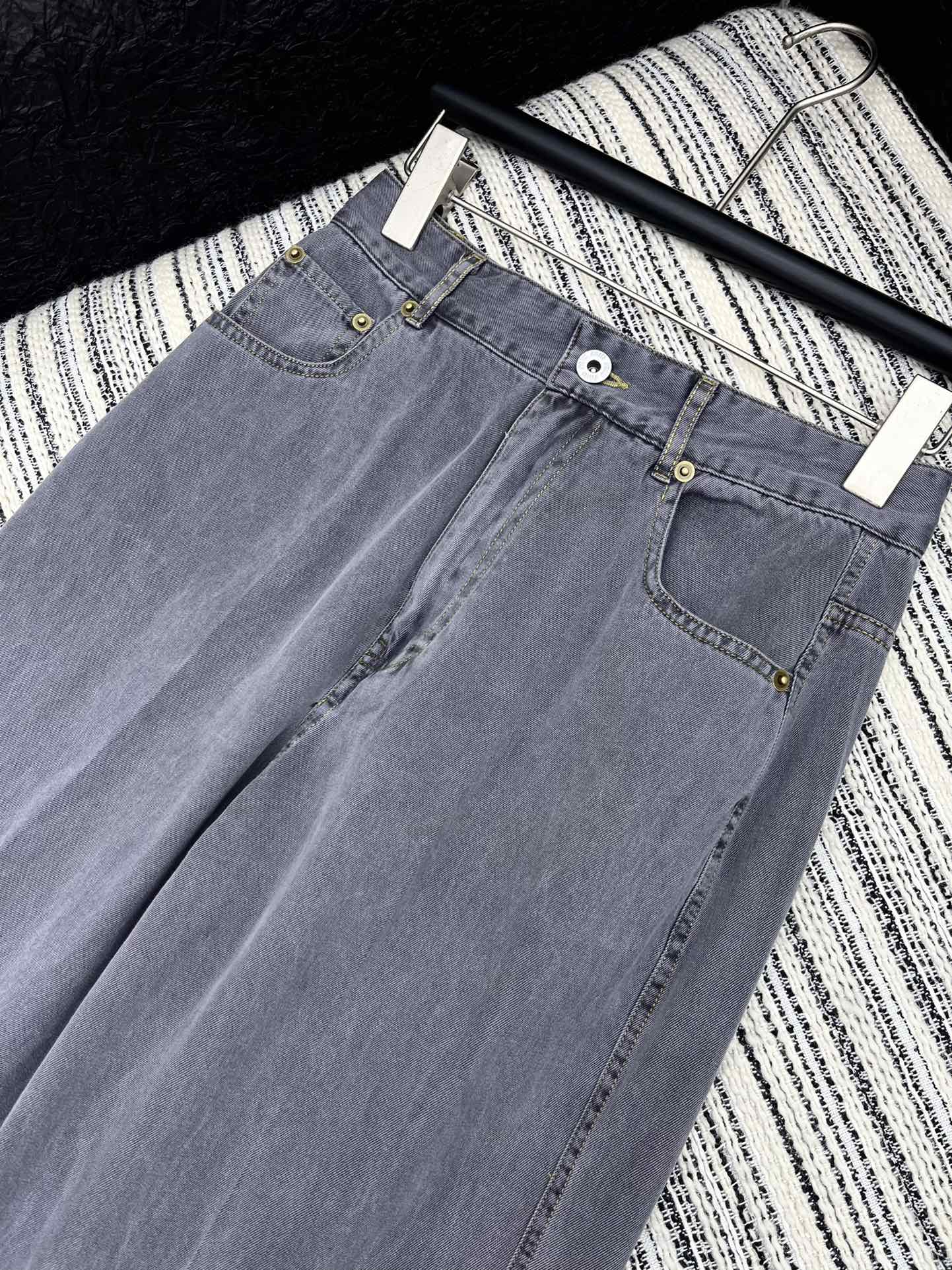 🛒𝐍𝐄𝐖 · 𝟐𝟎𝟐5/爆款现货

【原版定制】Miu Mi*｜早春秀款牛仔洗水牛仔裤
高订面料 定染色