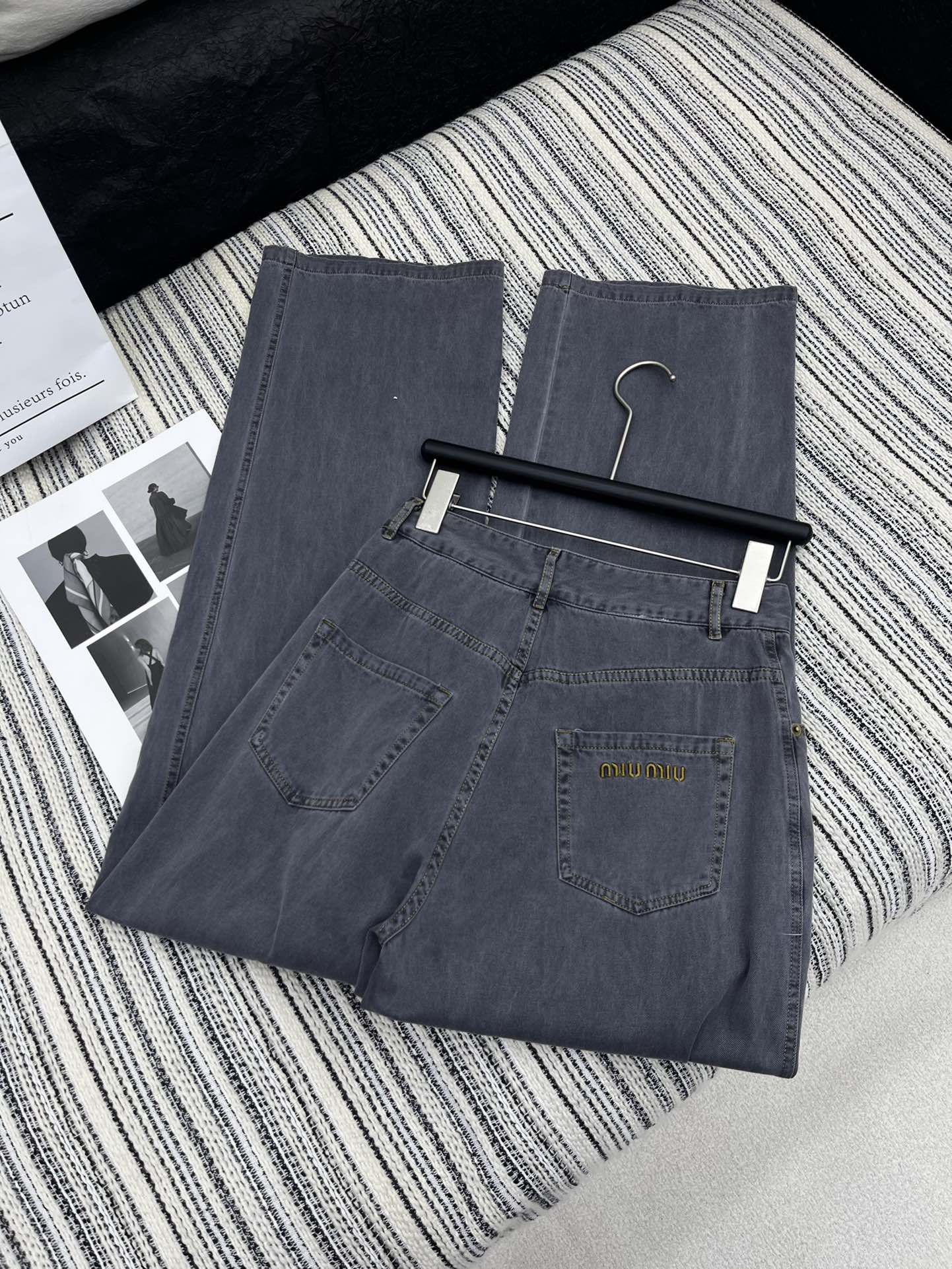 🛒𝐍𝐄𝐖 · 𝟐𝟎𝟐5/爆款现货

【原版定制】Miu Mi*｜早春秀款牛仔洗水牛仔裤
高订面料 定染色