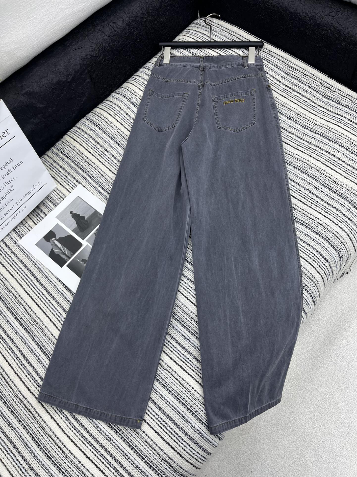 🛒𝐍𝐄𝐖 · 𝟐𝟎𝟐5/爆款现货

【原版定制】Miu Mi*｜早春秀款牛仔洗水牛仔裤
高订面料 定染色