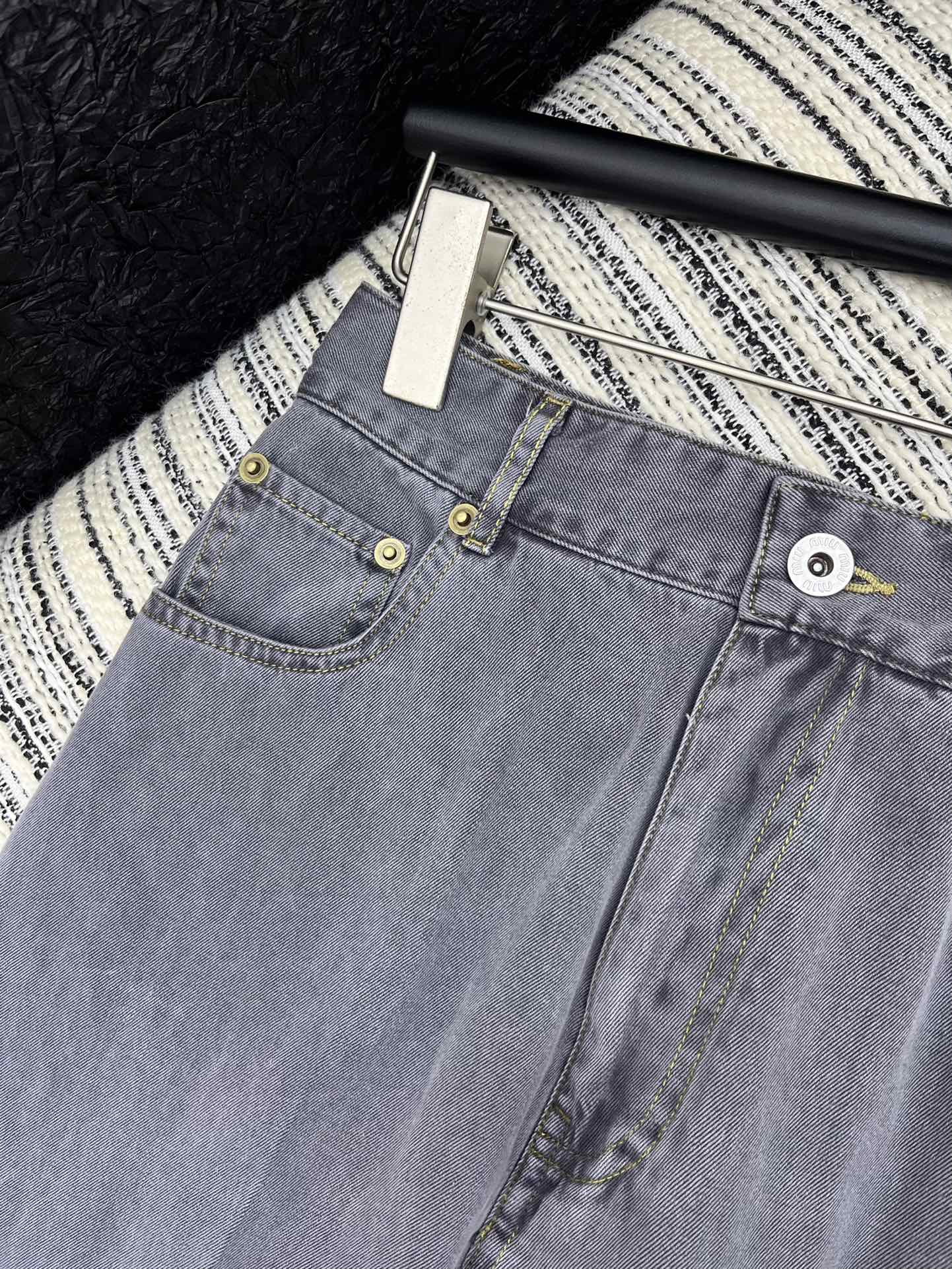 🛒𝐍𝐄𝐖 · 𝟐𝟎𝟐5/爆款现货

【原版定制】Miu Mi*｜早春秀款牛仔洗水牛仔裤
高订面料 定染色