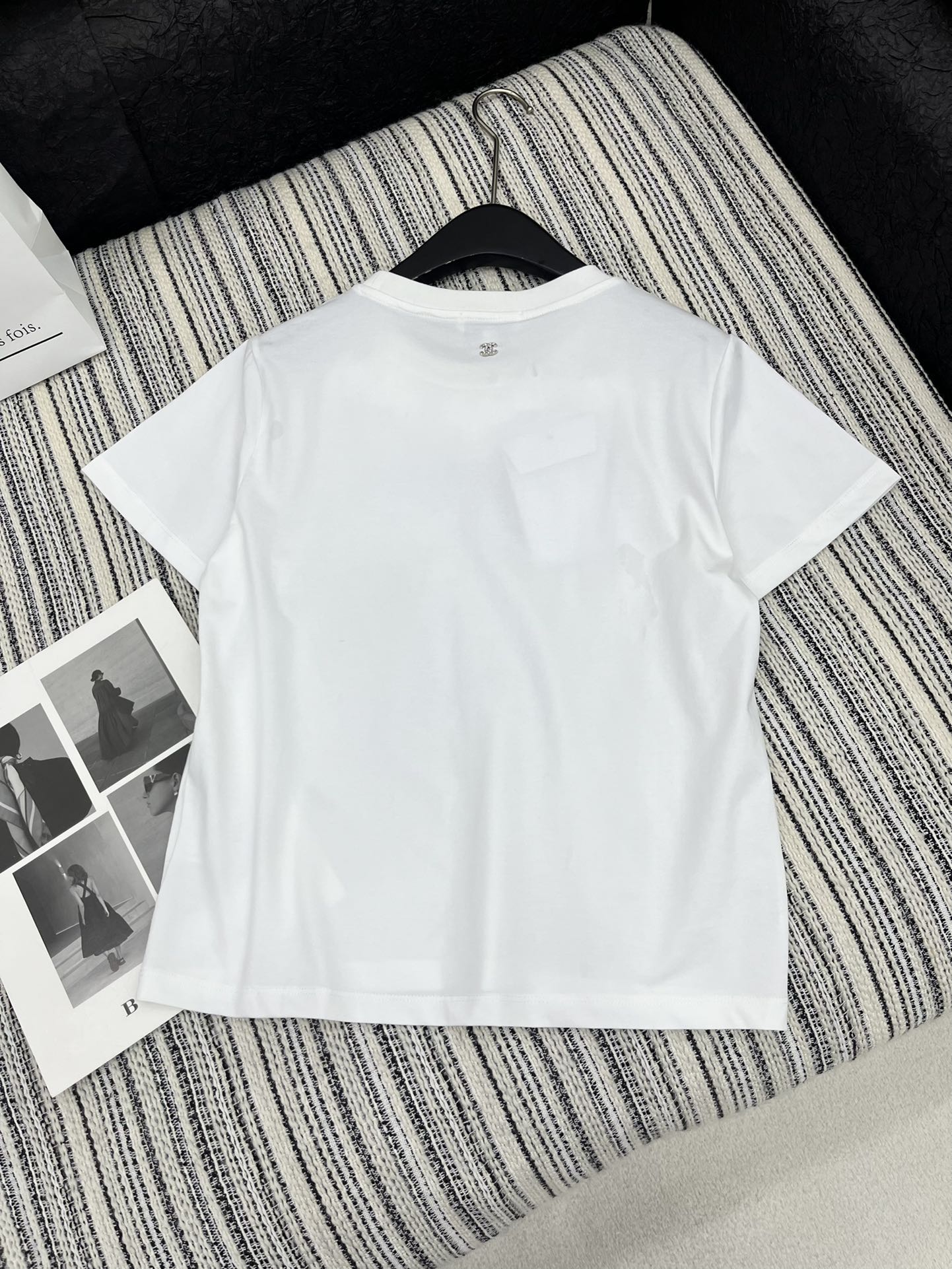 🛒𝐍𝐄𝐖 · 𝟐𝟎𝟐5/爆款现货

原单品质 Chane*｜25新品立体花朵短袖T恤
精致常规版型上身巨