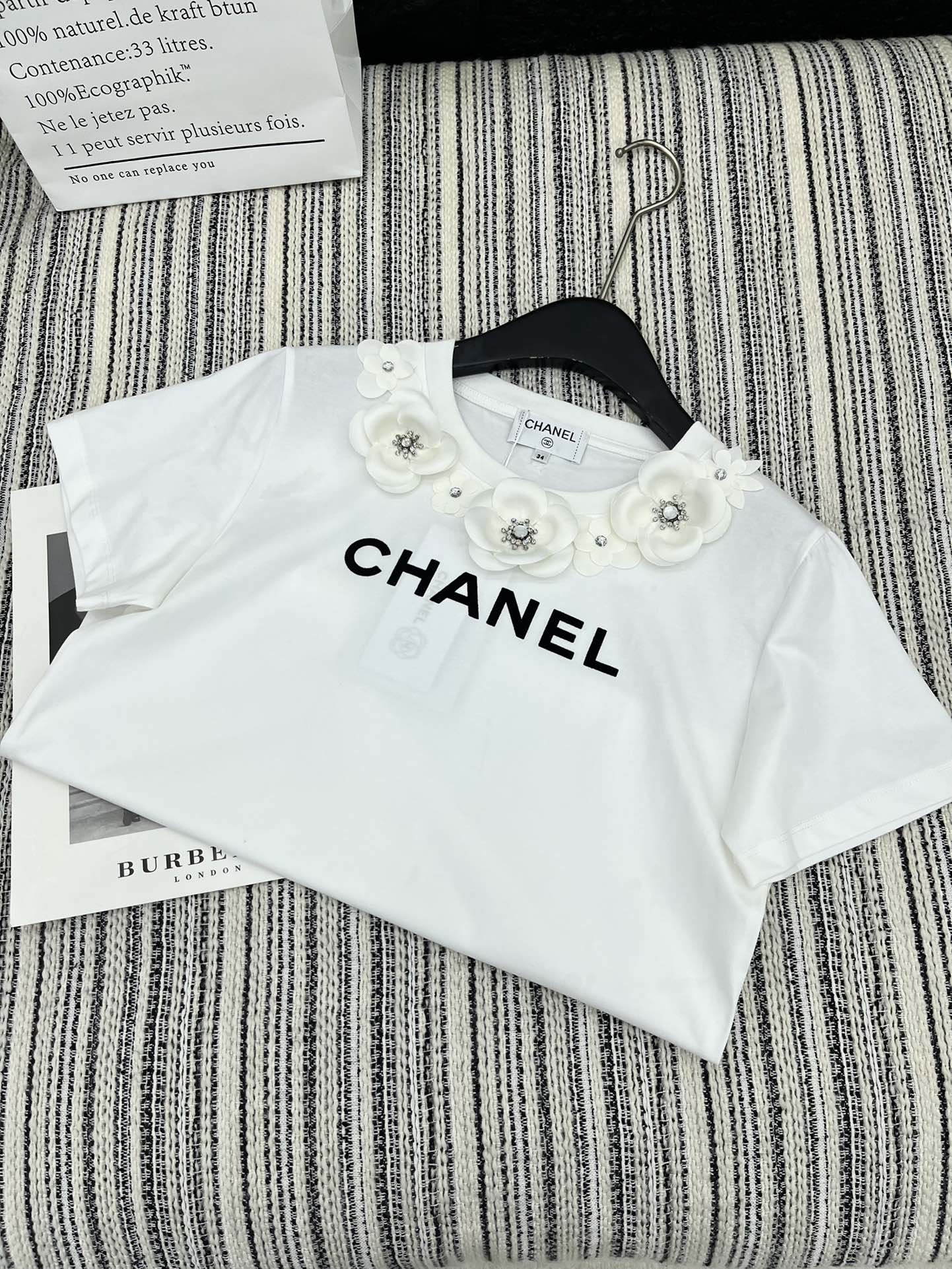 🛒𝐍𝐄𝐖 · 𝟐𝟎𝟐5/爆款现货

原单品质 Chane*｜25新品立体花朵短袖T恤
精致常规版型上身巨