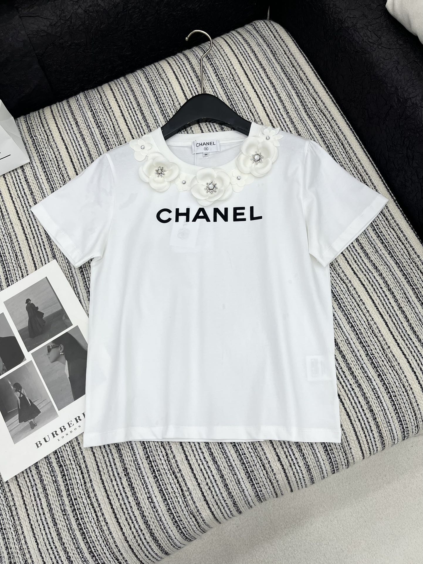 🛒𝐍𝐄𝐖 · 𝟐𝟎𝟐5/爆款现货

原单品质 Chane*｜25新品立体花朵短袖T恤
精致常规版型上身巨
