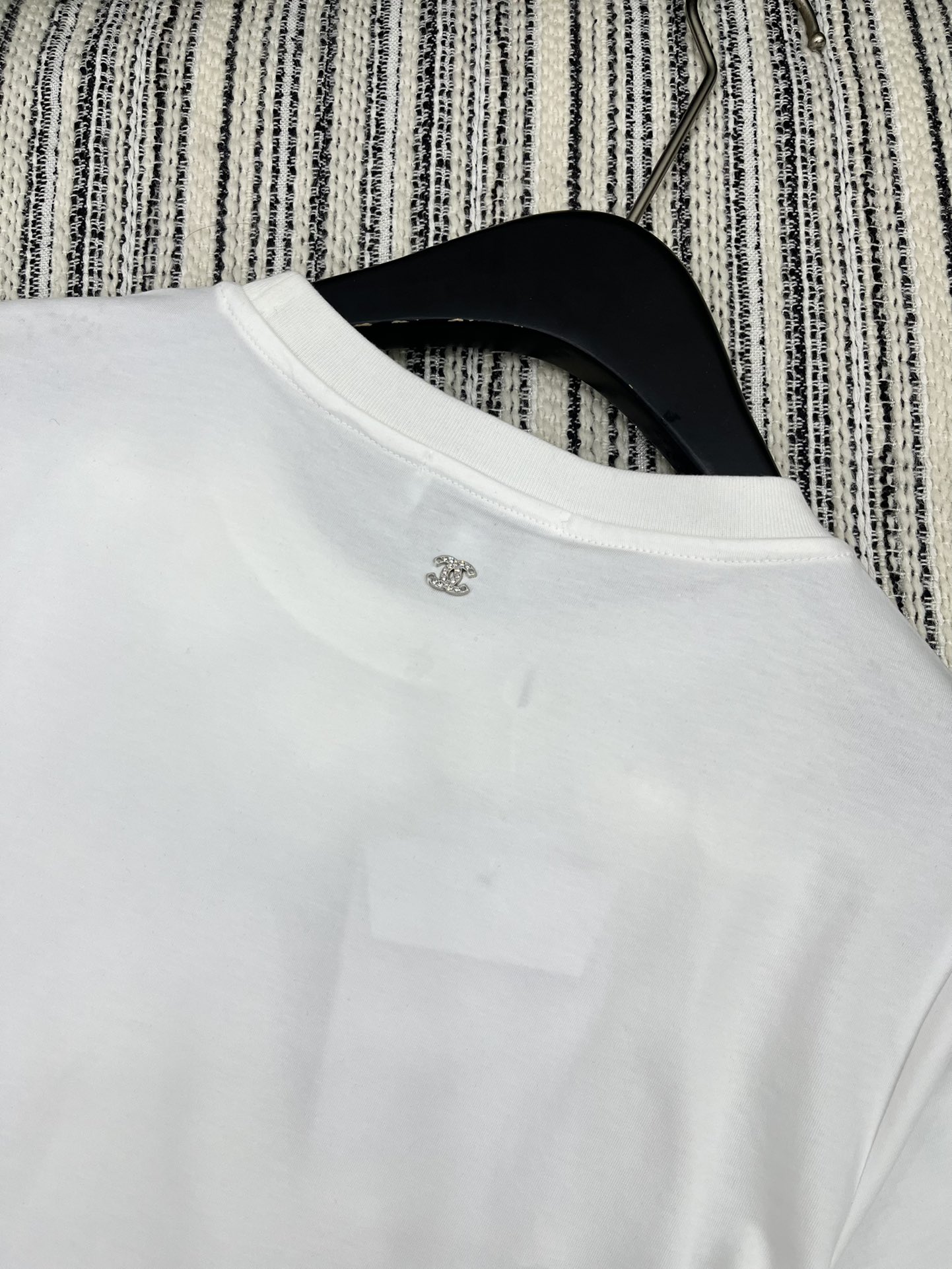 🛒𝐍𝐄𝐖 · 𝟐𝟎𝟐5/爆款现货

原单品质 Chane*｜25新品立体花朵短袖T恤
精致常规版型上身巨