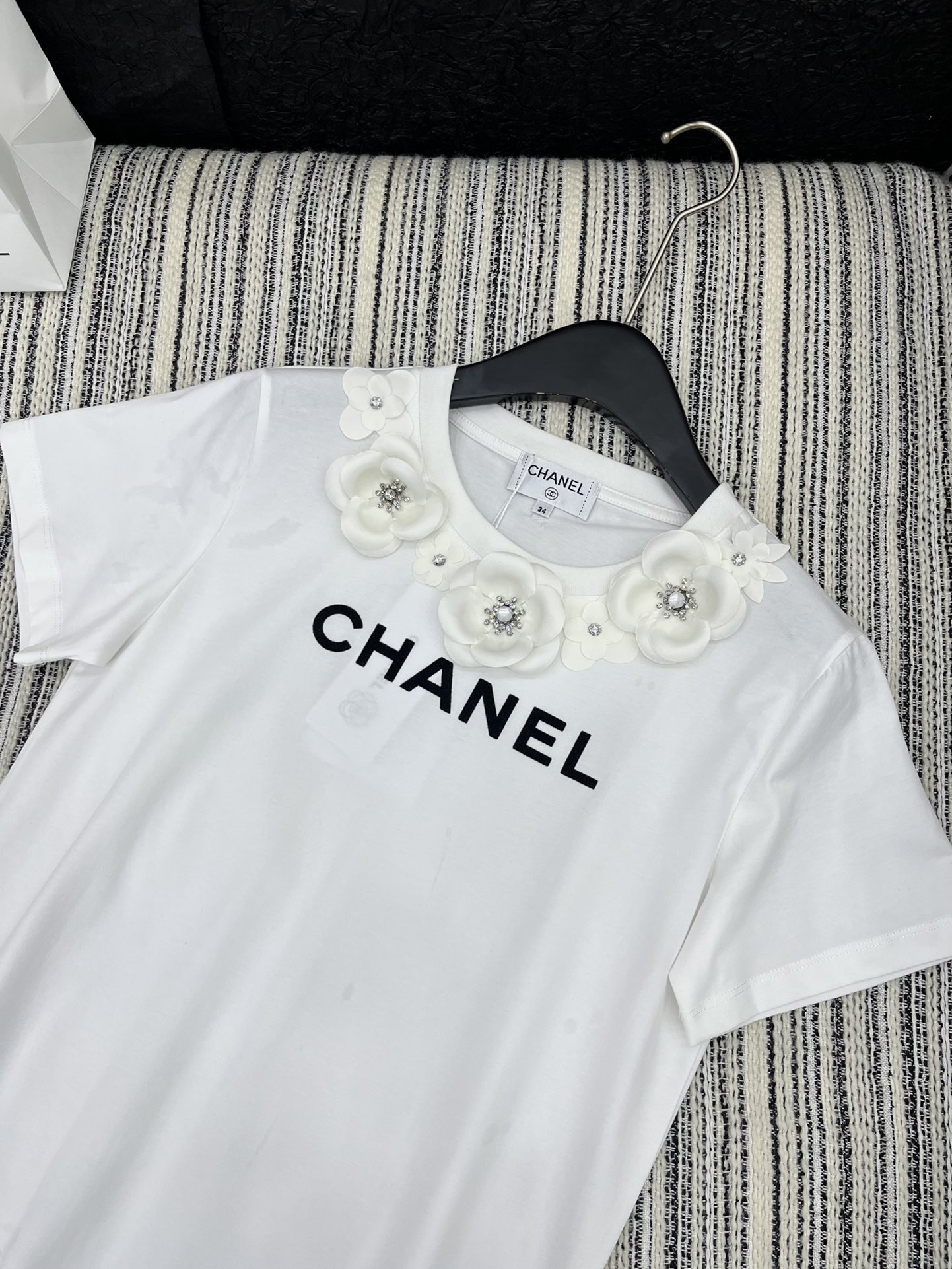 🛒𝐍𝐄𝐖 · 𝟐𝟎𝟐5/爆款现货

原单品质 Chane*｜25新品立体花朵短袖T恤
精致常规版型上身巨
