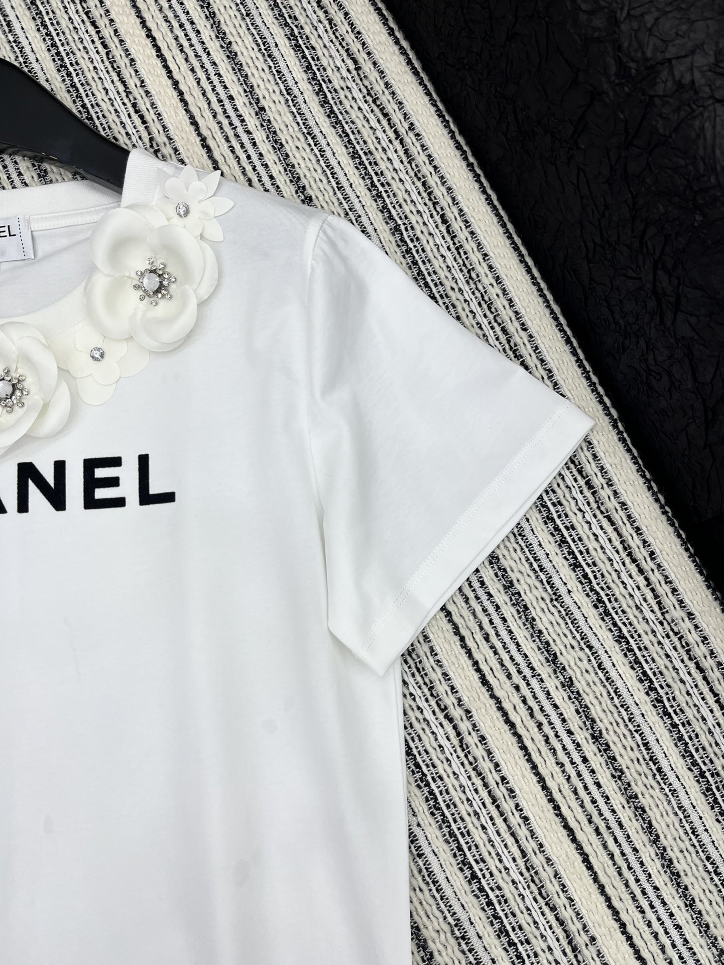 🛒𝐍𝐄𝐖 · 𝟐𝟎𝟐5/爆款现货

原单品质 Chane*｜25新品立体花朵短袖T恤
精致常规版型上身巨
