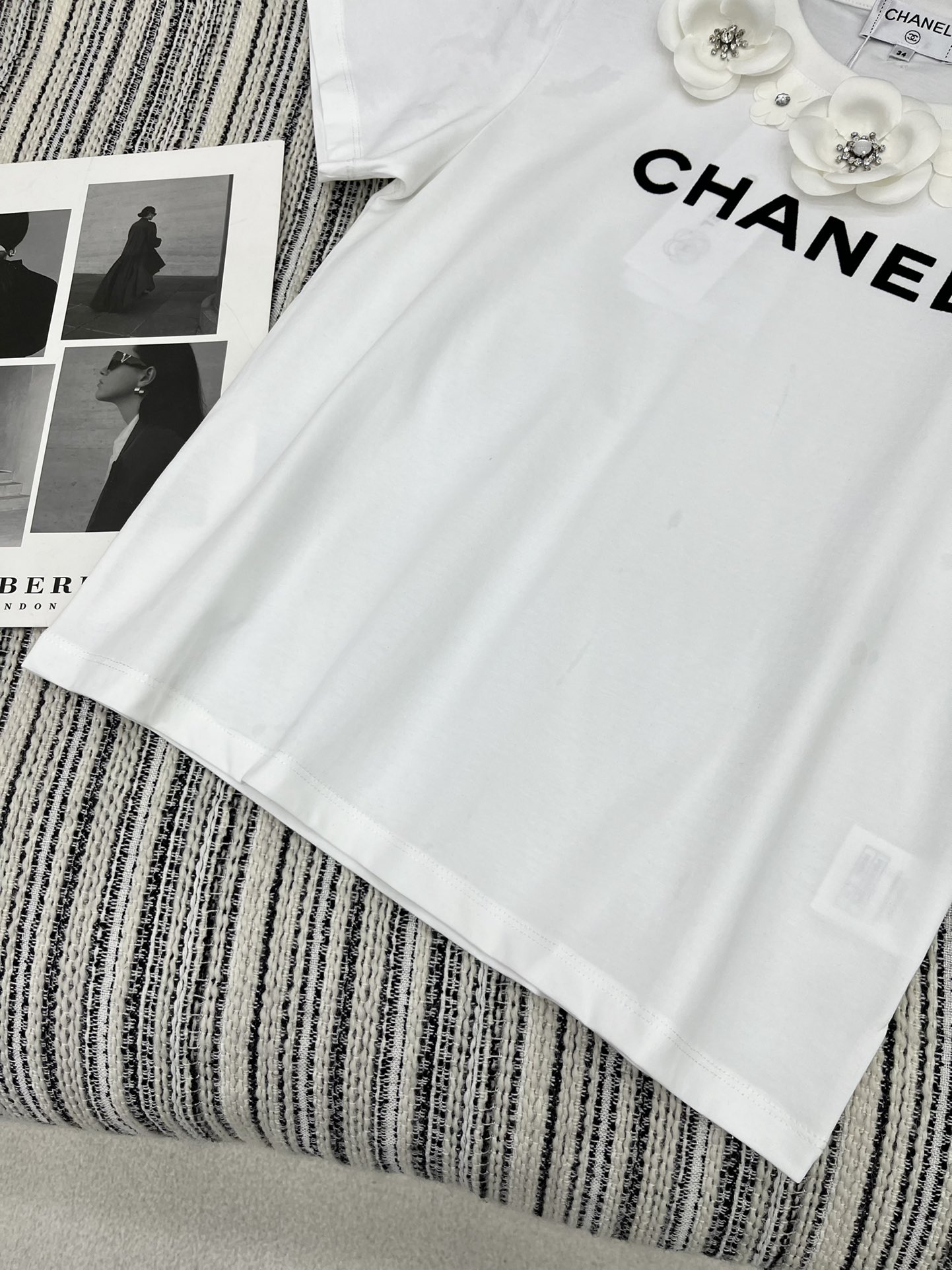 🛒𝐍𝐄𝐖 · 𝟐𝟎𝟐5/爆款现货

原单品质 Chane*｜25新品立体花朵短袖T恤
精致常规版型上身巨