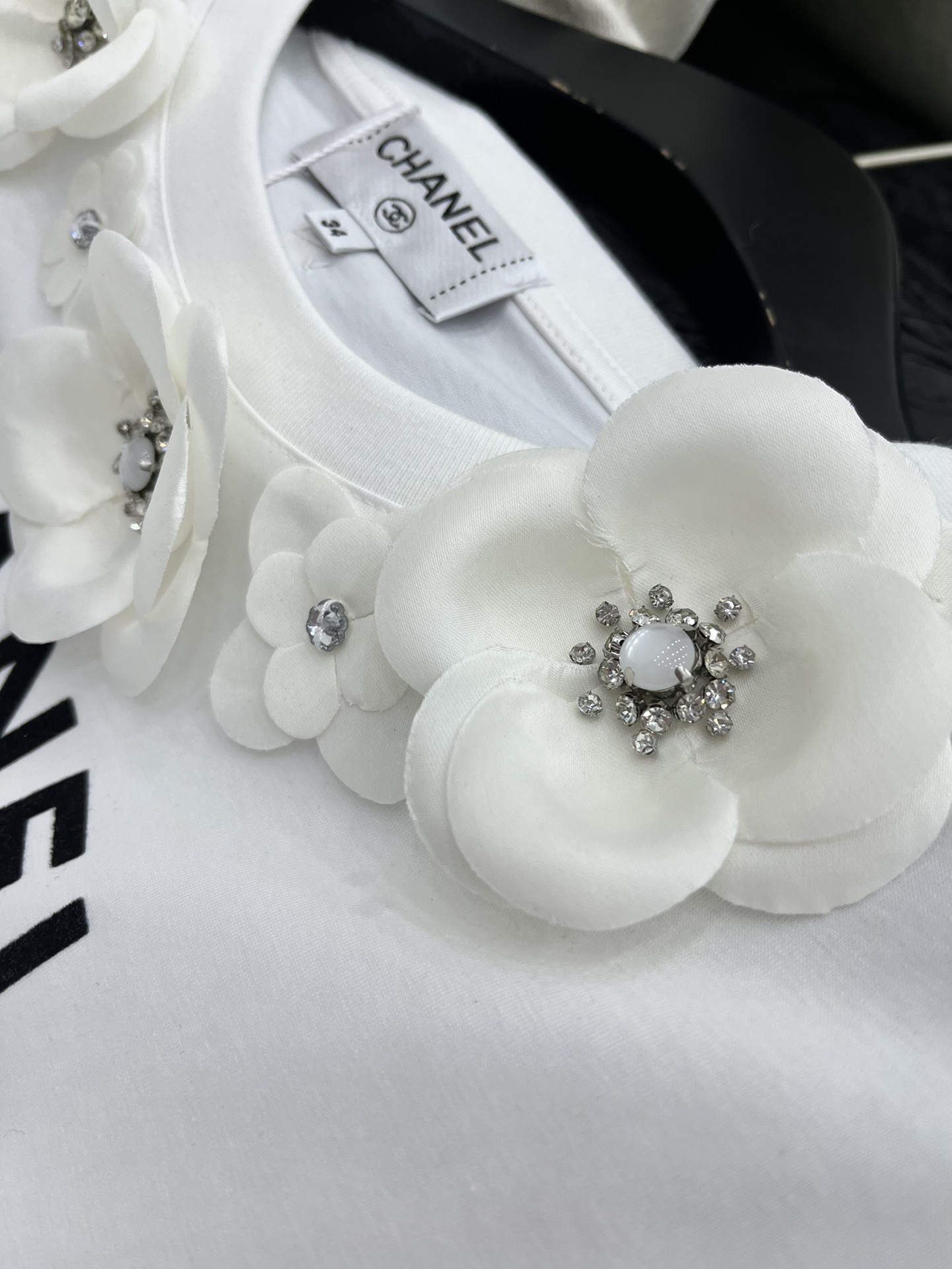 🛒𝐍𝐄𝐖 · 𝟐𝟎𝟐5/爆款现货

原单品质 Chane*｜25新品立体花朵短袖T恤
精致常规版型上身巨