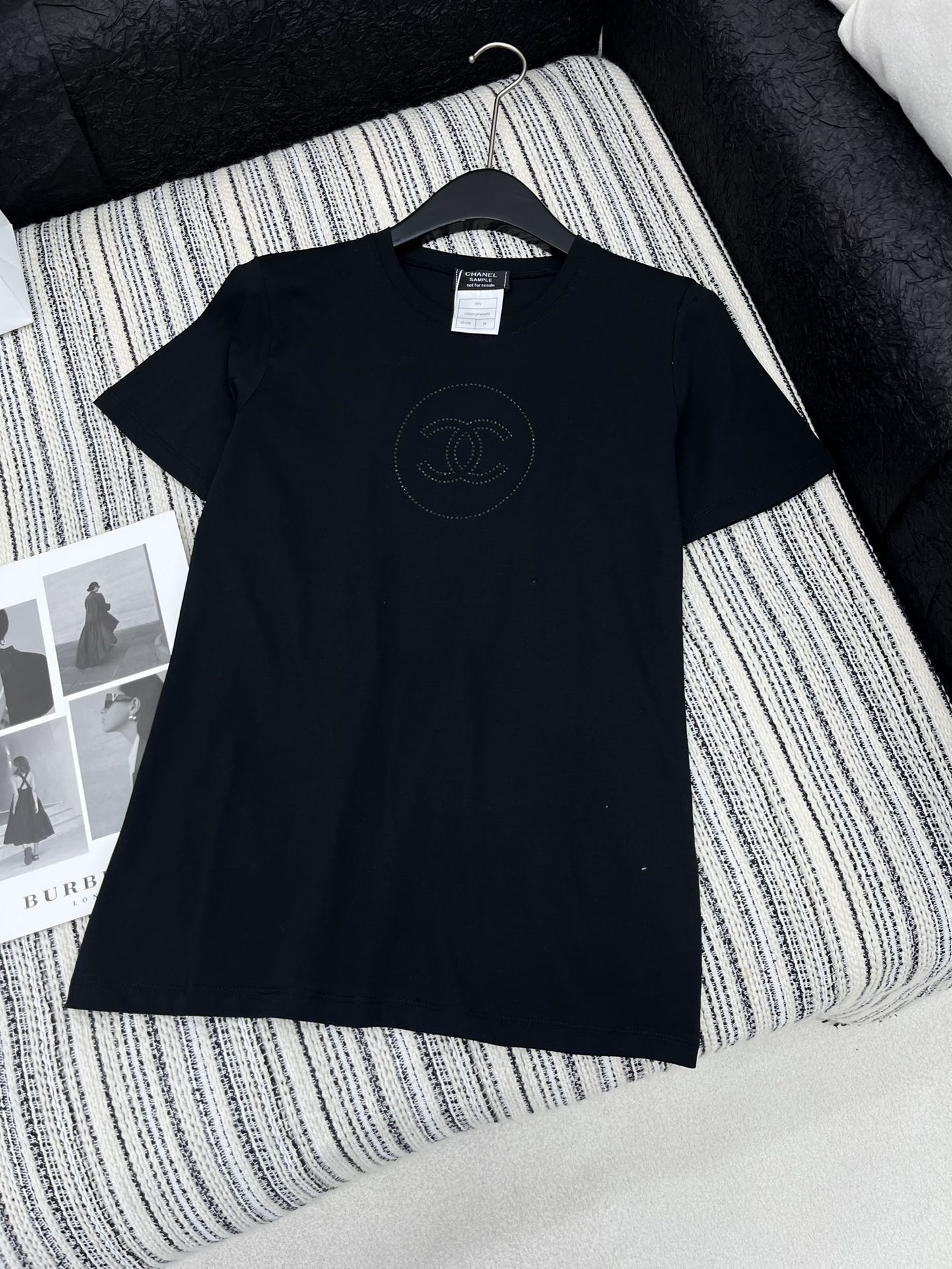 🛒𝐍𝐄𝐖 · 𝟐𝟎𝟐5/爆款现货

原单品质 Chane*｜25新品汤珠短袖T恤
精致常规版型上身巨显瘦