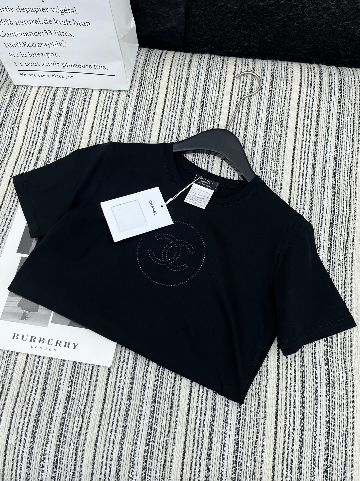 🛒𝐍𝐄𝐖 · 𝟐𝟎𝟐5/爆款现货

原单品质 Chane*｜25新品汤珠短袖T恤
精致常规版型上身巨显瘦