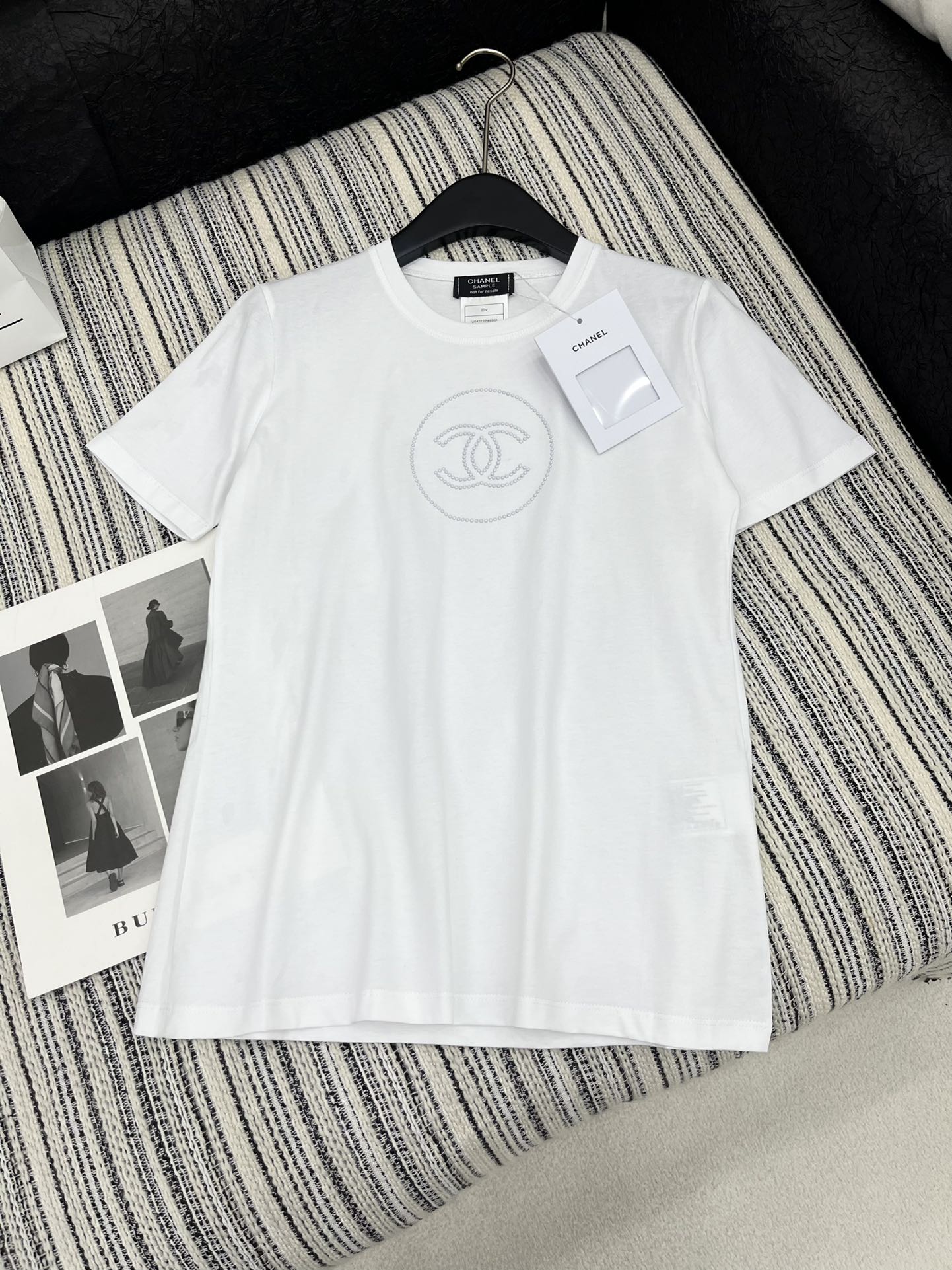 🛒𝐍𝐄𝐖 · 𝟐𝟎𝟐5/爆款现货

原单品质 Chane*｜25新品汤珠短袖T恤
精致常规版型上身巨显瘦