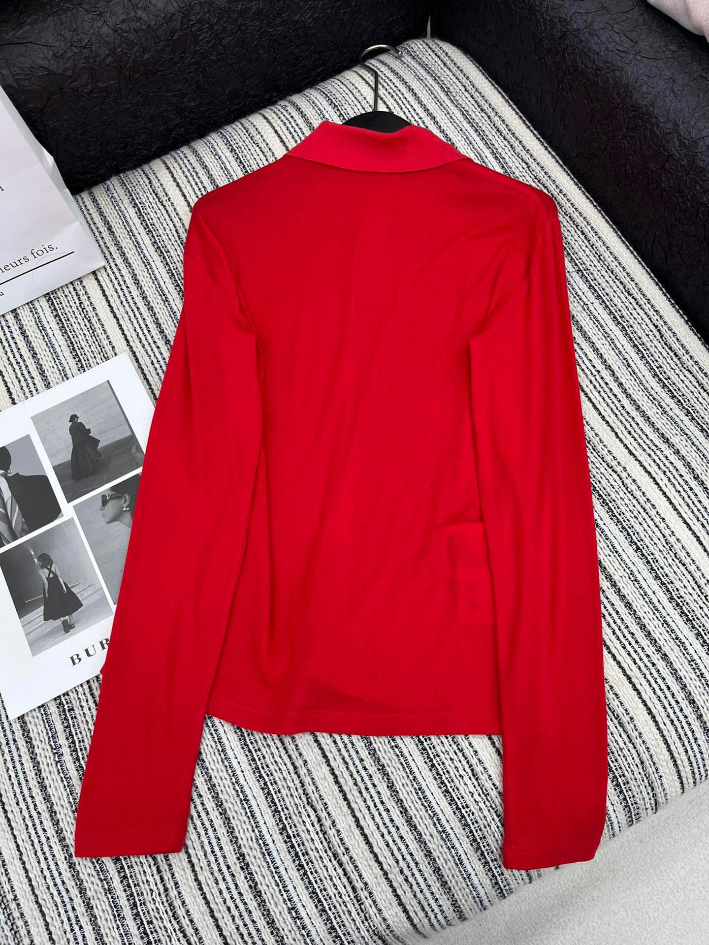 🛒𝐍𝐄𝐖 · 𝟐𝟎𝟐5/爆款现货

【原版定制】Miu Mi*｜25早春专柜长袖棉质上衣
新年中国红 翻
