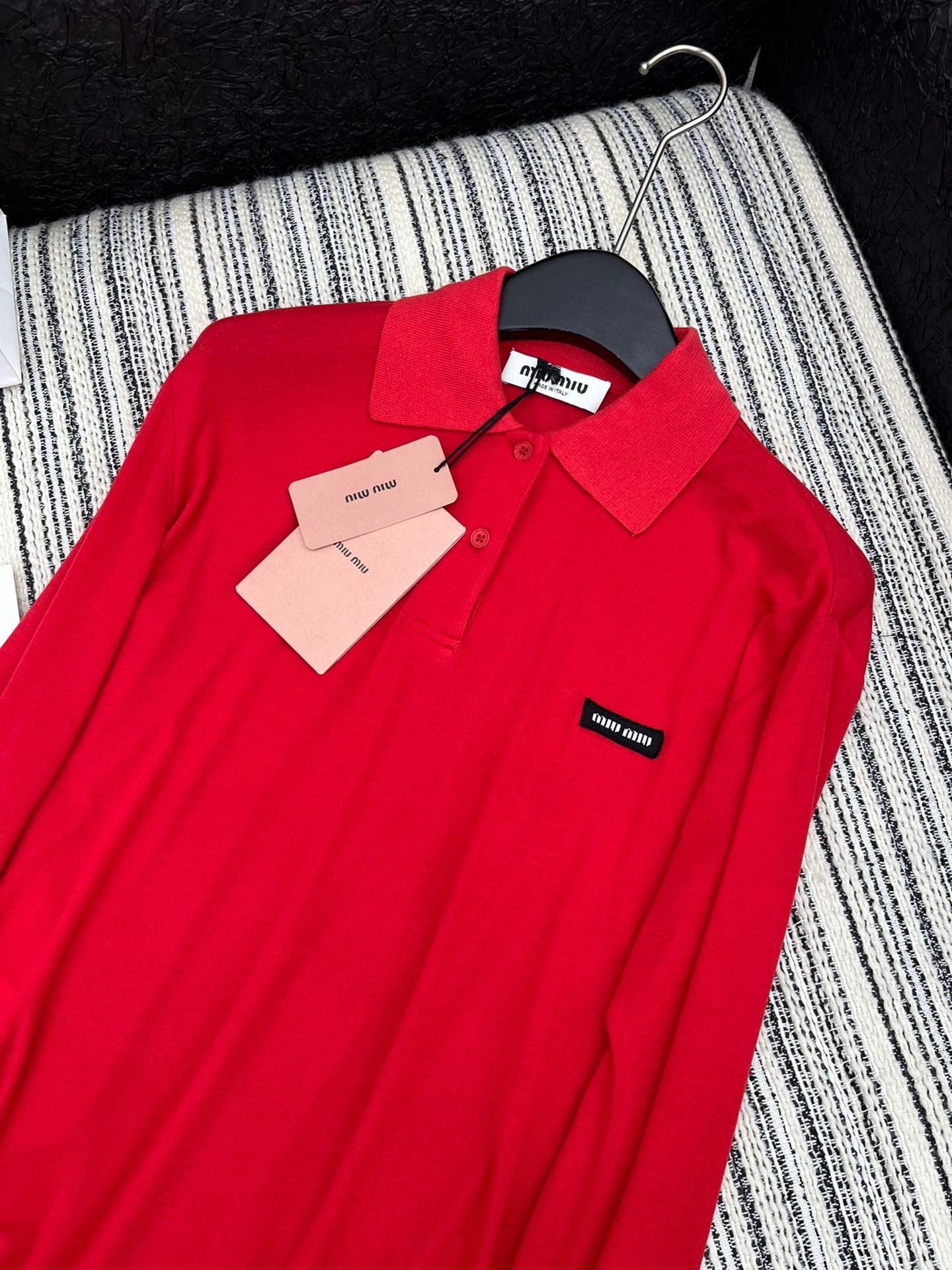 🛒𝐍𝐄𝐖 · 𝟐𝟎𝟐5/爆款现货

【原版定制】Miu Mi*｜25早春专柜长袖棉质上衣
新年中国红 翻