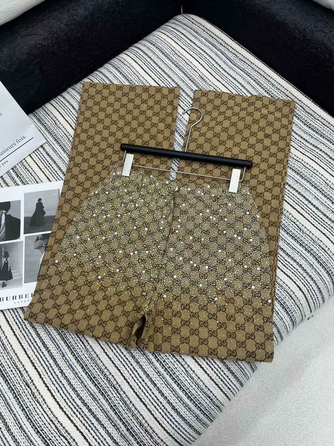 🛒𝐍𝐄𝐖 · 𝟐𝟎𝟐4/爆款

原单品质 Gucc*｜ 2024新品GG烫钻提花休闲裤
定制YB进口材质