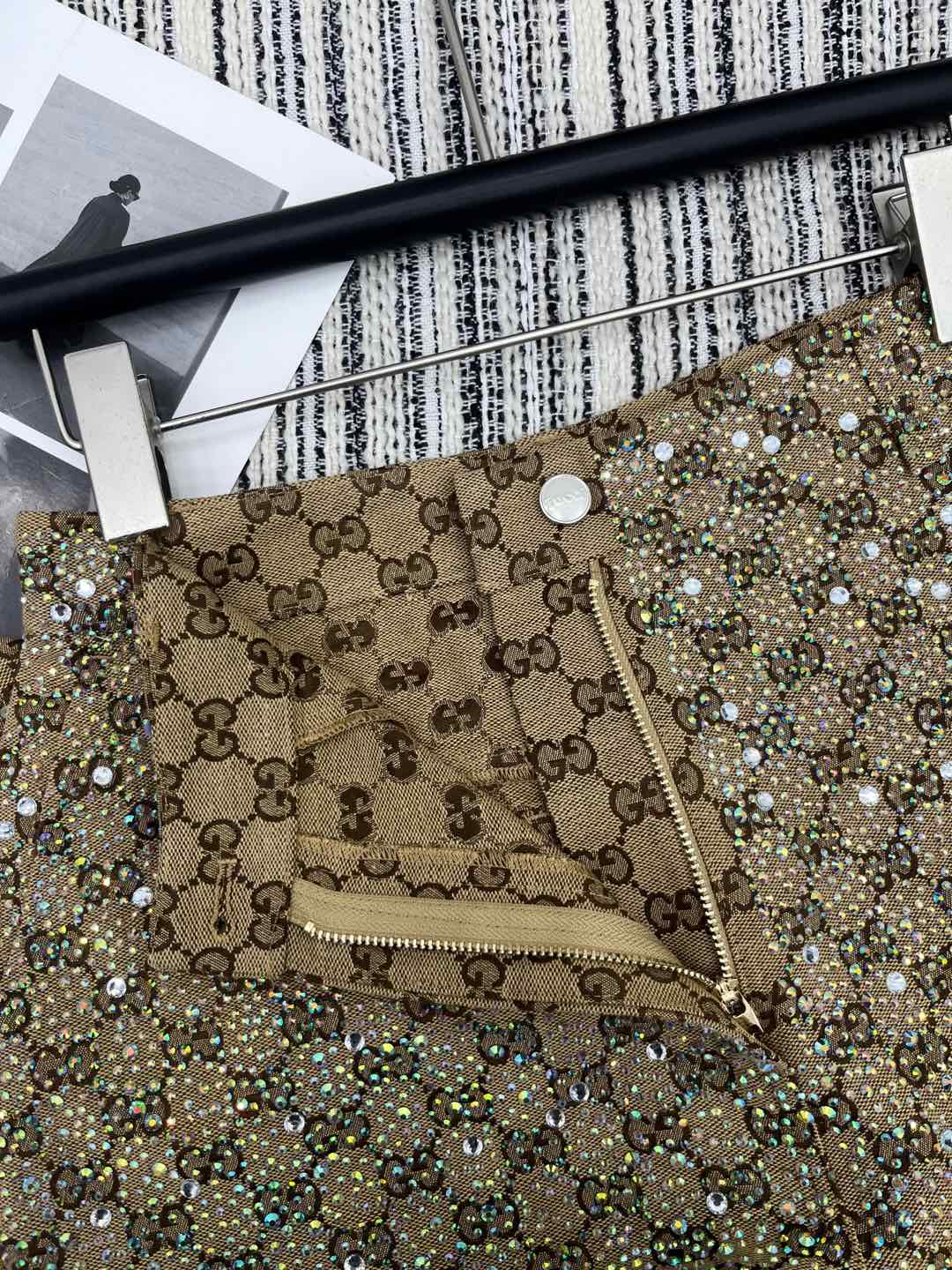 🛒𝐍𝐄𝐖 · 𝟐𝟎𝟐4/爆款

原单品质 Gucc*｜ 2024新品GG烫钻提花休闲裤
定制YB进口材质