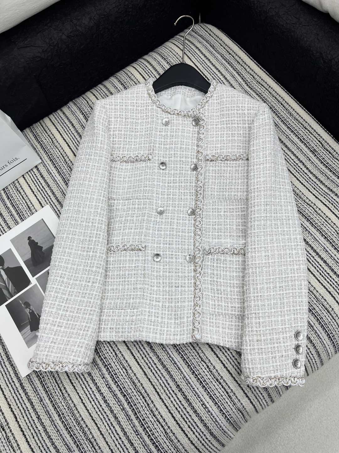 🛒𝐍𝐄𝐖 · 𝟐𝟎𝟐5/爆款

原单品质 Chane*｜ 2025新品圆领粗花呢编织外套
经典复古穿搭，